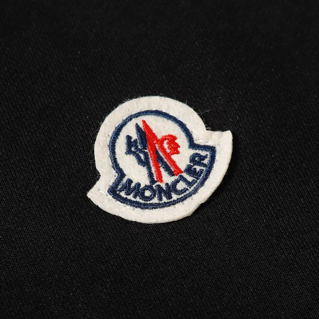 P210 Style number: 862 〈MONCLER〉The price of the MONCLER printed round-neck sweatshirt is actually quite advantageous. Those who have been to the counters should know that the price of the MONCLER is not much cheaper than Gucci Burberry. It is just relatively low-key and unwilling to hype. It is a picture that you want to buy or not. The aloof existence... ✅460 grams of 100% pure cotton woolen fabric. The OS version is too large. ✅Combined with the original high-weight double yarn thread. ✅Correct three-needle and five-thread technology. Chain hem Color: Black White Size S M L