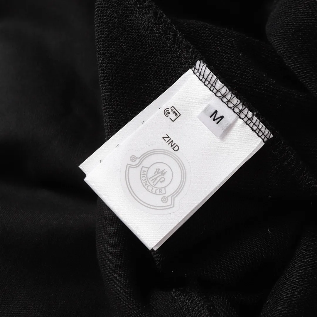 P210 Style number: 862 〈MONCLER〉The price of the MONCLER printed round-neck sweatshirt is actually quite advantageous. Those who have been to the counters should know that the price of the MONCLER is not much cheaper than Gucci Burberry. It is just relatively low-key and unwilling to hype. It is a picture that you want to buy or not. The aloof existence... ✅460 grams of 100% pure cotton woolen fabric. The OS version is too large. ✅Combined with the original high-weight double yarn thread. ✅Correct three-needle and five-thread technology. Chain hem Color: Black White Size S M L