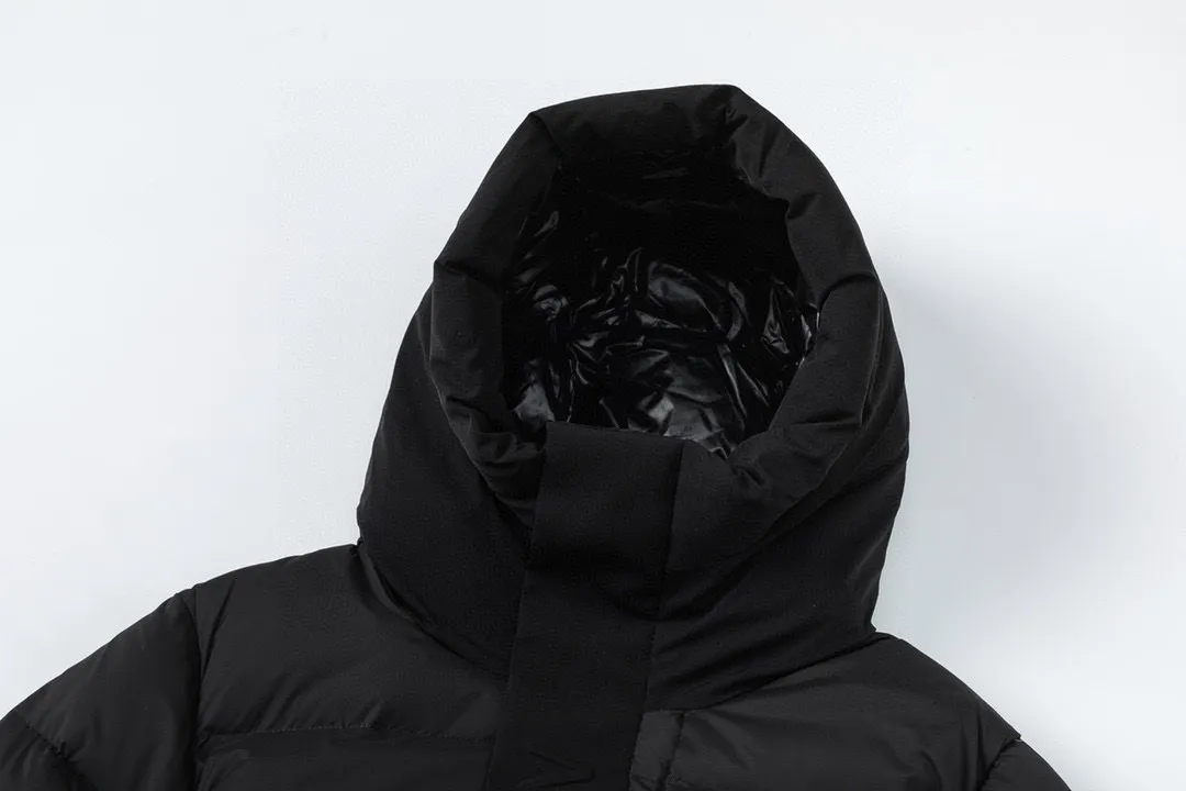 P820 ​​with dust bag) Moncler/Mask 22Fw Black Samurai access control three-dimensional embossed letter down jacket, new fall and winter madeira. Black Samurai scarf hooded mid-length down jacket, hard to find on the official website, 95% goose down filling Madeira down jacket is a common item in the functional wardrobe, made of Longuesaison nylon, providing excellent warmth and light comfort. Presented in calming neutral tones, the loose silhouette pays homage to clean design. Made of matte Longue Saison nylon Painted nylon lining Filled with down Hood and front placket made of 2.5 layers of fabric Logo embossed Hidden button and zipper closure Exterior pockets with hidden snap closure Chest pocket with zipper closure Adjustable hood and flat elastic drawstring Matte black branding Color: Black Gray Off-White Size: 1 2 3 4 5