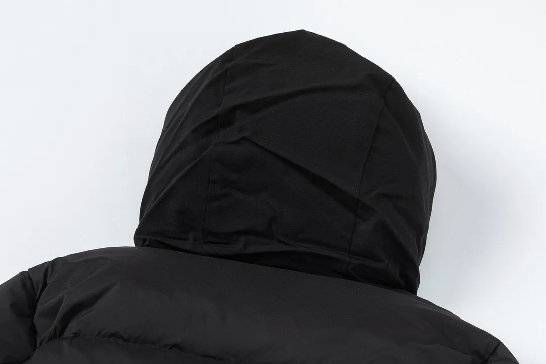 P820 ​​with dust bag) Moncler/Mask 22Fw Black Samurai access control three-dimensional embossed letter down jacket, new fall and winter madeira. Black Samurai scarf hooded mid-length down jacket, hard to find on the official website, 95% goose down filling Madeira down jacket is a common item in the functional wardrobe, made of Longuesaison nylon, providing excellent warmth and light comfort. Presented in calming neutral tones, the loose silhouette pays homage to clean design. Made of matte Longue Saison nylon Painted nylon lining Filled with down Hood and front placket made of 2.5 layers of fabric Logo embossed Hidden button and zipper closure Exterior pockets with hidden snap closure Chest pocket with zipper closure Adjustable hood and flat elastic drawstring Matte black branding Color: Black Gray Off-White Size: 1 2 3 4 5