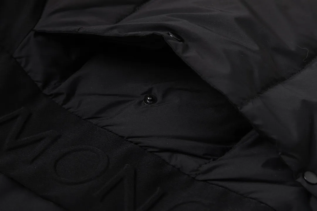P820 ​​with dust bag) Moncler/Mask 22Fw Black Samurai access control three-dimensional embossed letter down jacket, new fall and winter madeira. Black Samurai scarf hooded mid-length down jacket, hard to find on the official website, 95% goose down filling Madeira down jacket is a common item in the functional wardrobe, made of Longuesaison nylon, providing excellent warmth and light comfort. Presented in calming neutral tones, the loose silhouette pays homage to clean design. Made of matte Longue Saison nylon Painted nylon lining Filled with down Hood and front placket made of 2.5 layers of fabric Logo embossed Hidden button and zipper closure Exterior pockets with hidden snap closure Chest pocket with zipper closure Adjustable hood and flat elastic drawstring Matte black branding Color: Black Gray Off-White Size: 1 2 3 4 5