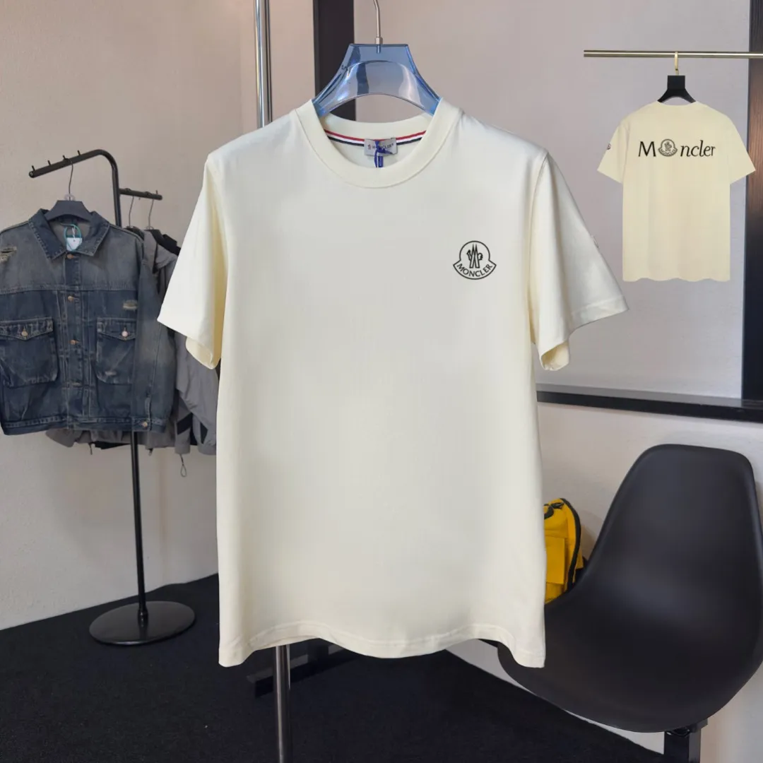 P140 Upgraded version "Mobile phone smart sensor ~ NFC chip armband ~ Direct access to the official website for anti-counterfeiting" "Moncler ~ Mouth Mouth" 2025 new high-quality round neck short-sleeved T-shirt. The cuffs have imported embroidered labels. Customized dyeing, very comfortable to touch. Super versatile and good-looking short-sleeved. Complete with three labels. Non-market ordinary version. Feel free to compare. Quality is absolutely guaranteed! ‼ First of all, this original fabric is all custom-woven with 32-count double yarn fabric, 250G, and the weight is the same‼ Fine workmanship, double waistcoat method, double waistcoat method, double waistcoat method makes the whole dress more three-dimensional, which is not a craft that ordinary T-shirts can achieve🤪 Size: S-M-L-XL-2XL Color: black, white, apricot, same style for men and women