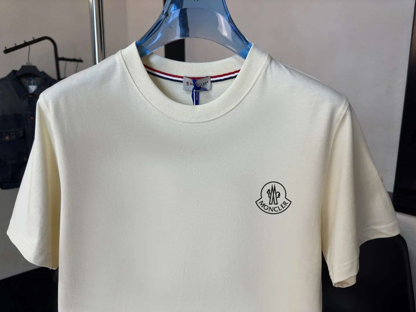 P140 Upgraded version "Mobile phone smart sensor ~ NFC chip armband ~ Direct access to the official website for anti-counterfeiting" "Moncler ~ Mouth Mouth" 2025 new high-quality round neck short-sleeved T-shirt. The cuffs have imported embroidered labels. Customized dyeing, very comfortable to touch. Super versatile and good-looking short-sleeved. Complete with three labels. Non-market ordinary version. Feel free to compare. Quality is absolutely guaranteed! ‼ First of all, this original fabric is all custom-woven with 32-count double yarn fabric, 250G, and the weight is the same‼ Fine workmanship, double waistcoat method, double waistcoat method, double waistcoat method makes the whole dress more three-dimensional, which is not a craft that ordinary T-shirts can achieve🤪 Size: S-M-L-XL-2XL Color: black, white, apricot, same style for men and women