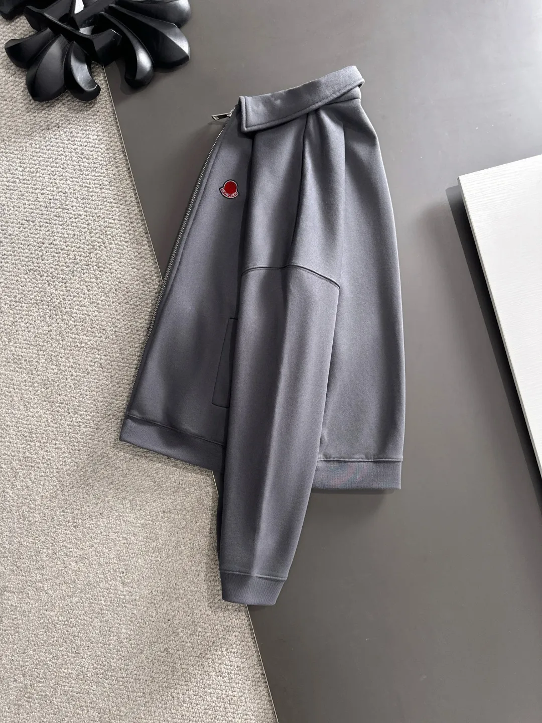 Next day shipment P460 MONCLER/Muzzle Exclusive launch of 25ss new autumn and winter lapel zipper jacket Many celebrities have the same style. Craftsmanship that ordinary small workshops cannot copy. We are not afraid of any challenges in terms of materials, detail restoration and craftsmanship, just to provide you with wonderful products. Compare the top original versions at will. No expense is spared just to make it better. Unique imported fabric feel. Purely imported German machine production. Precision operation and 10,000-needle density. A full set of new accessories and three standards are fully customized simultaneously. The upper body is versatile and fashionable. The perfect choice for autumn and winter. A must-have item. Size chart: S to XXL (or please state your height and weight when placing an order)