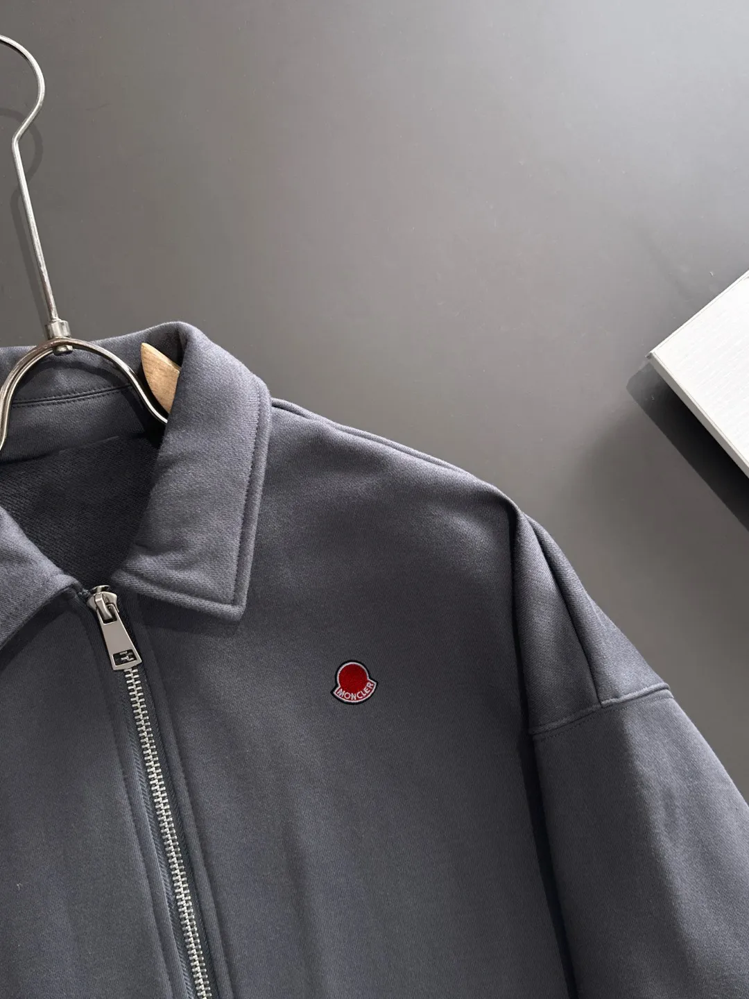 Next day shipment P460 MONCLER/Muzzle Exclusive launch of 25ss new autumn and winter lapel zipper jacket Many celebrities have the same style. Craftsmanship that ordinary small workshops cannot copy. We are not afraid of any challenges in terms of materials, detail restoration and craftsmanship, just to provide you with wonderful products. Compare the top original versions at will. No expense is spared just to make it better. Unique imported fabric feel. Purely imported German machine production. Precision operation and 10,000-needle density. A full set of new accessories and three standards are fully customized simultaneously. The upper body is versatile and fashionable. The perfect choice for autumn and winter. A must-have item. Size chart: S to XXL (or please state your height and weight when placing an order)