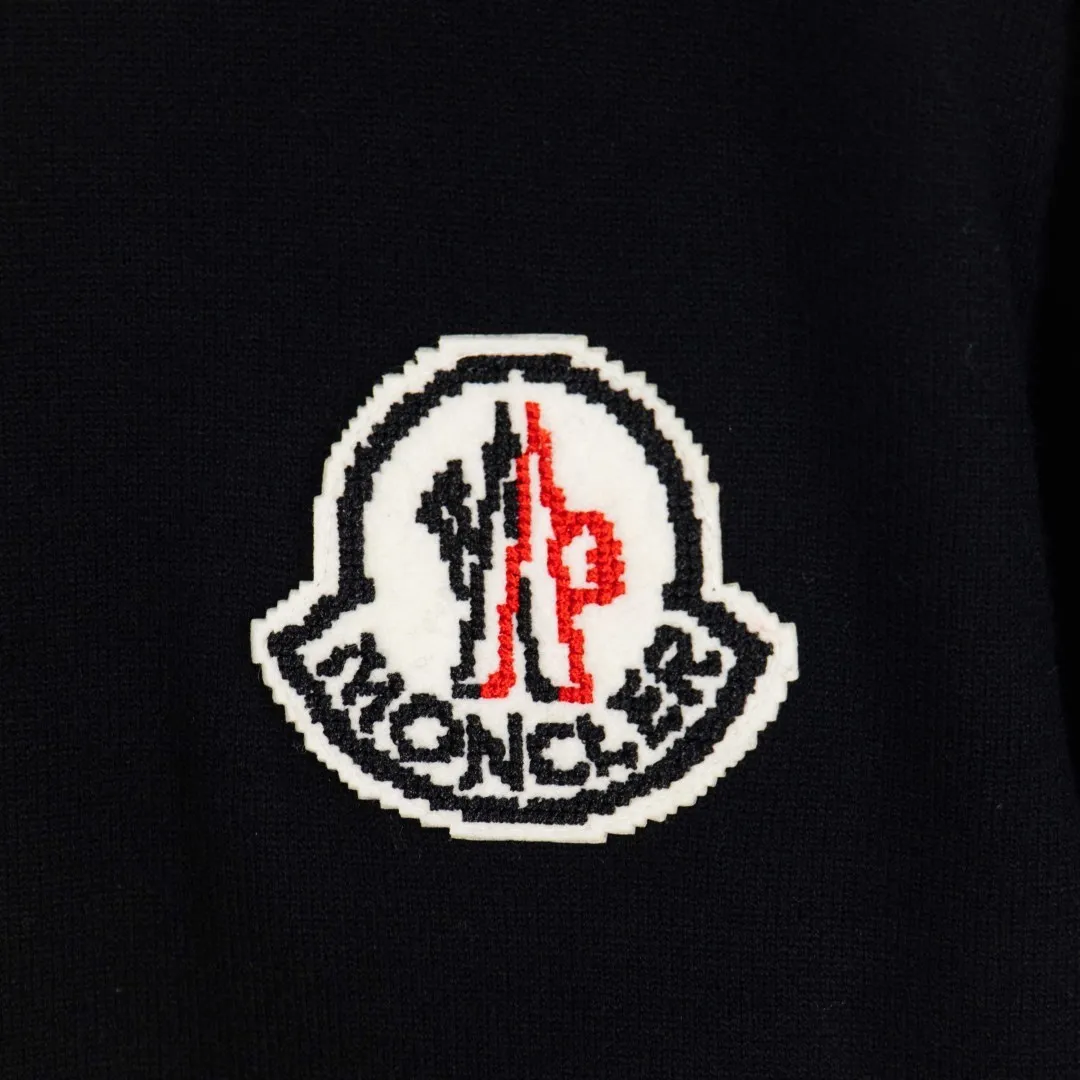 P290 zp version [exclusive supply] MONCLER/mask 2025Fw Classic chest badge logo letter logo Simple casual pullover sweater Imported wool blended fabric Upgraded, inspired by the 1980s retro Original fabric Official same style Round neck Long sleeve suit Customized mesh sweater knitted fabric Very comfortable feel The latest brick cabinet synchronization in spring and summer Fashionable and individual Super versatile and good-looking style Very suitable for both men and women A must-have hang tag Collar label: washed wheat, three labels complete Color: Black White Gray Size: M L XL 2XL 3XL Number: YK10499