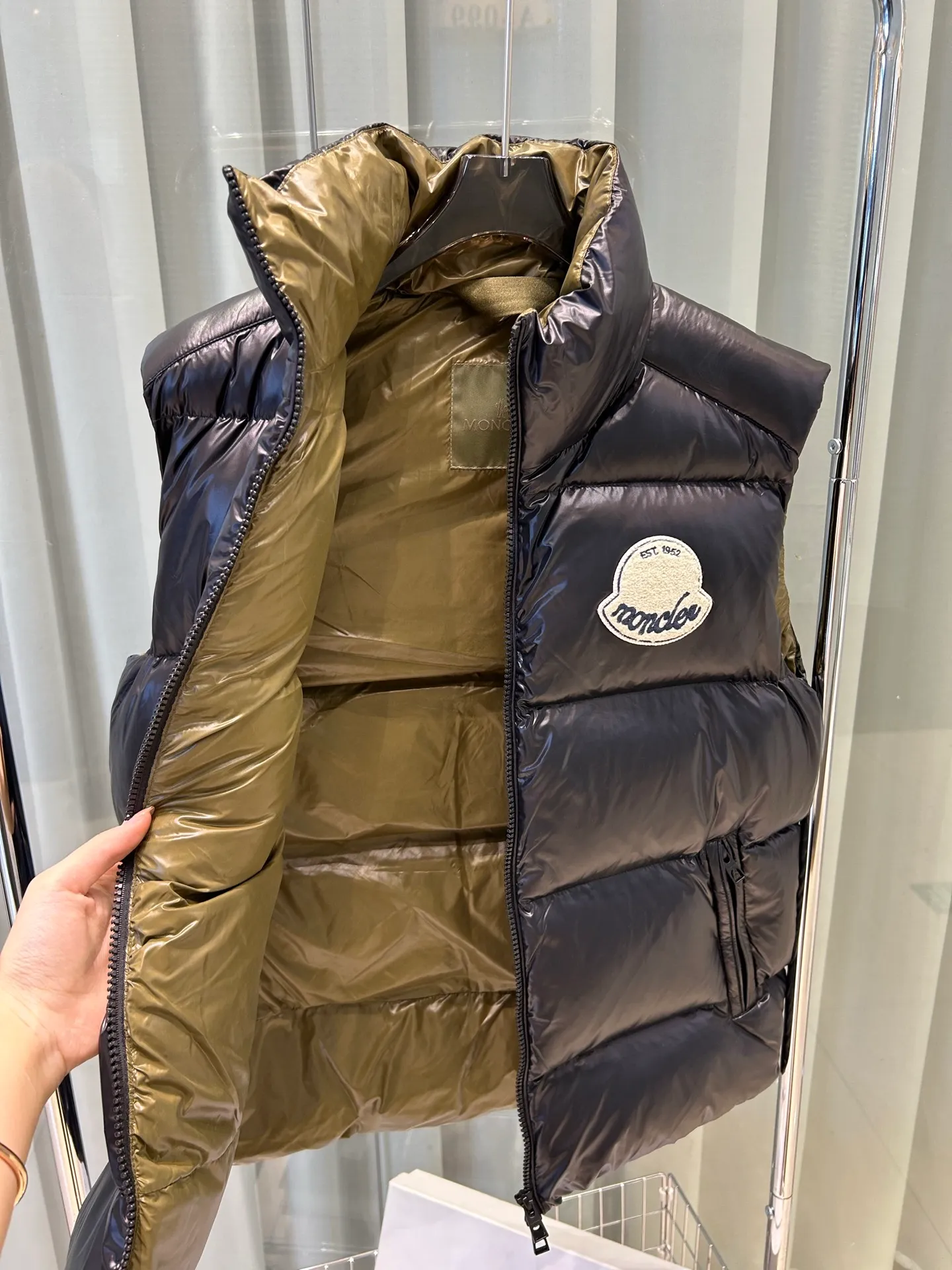P680 25Moncler Moncler's new early autumn product Lipsi men's down vest, which interprets Moncler's classic design, is a must-have item for the seasonal wardrobe. Crafted from lightweight, functional nylon laque fabric, it has a contrast lining for a vibrant feel. Style number: Big label vest Size: 12345 Color: off-white black