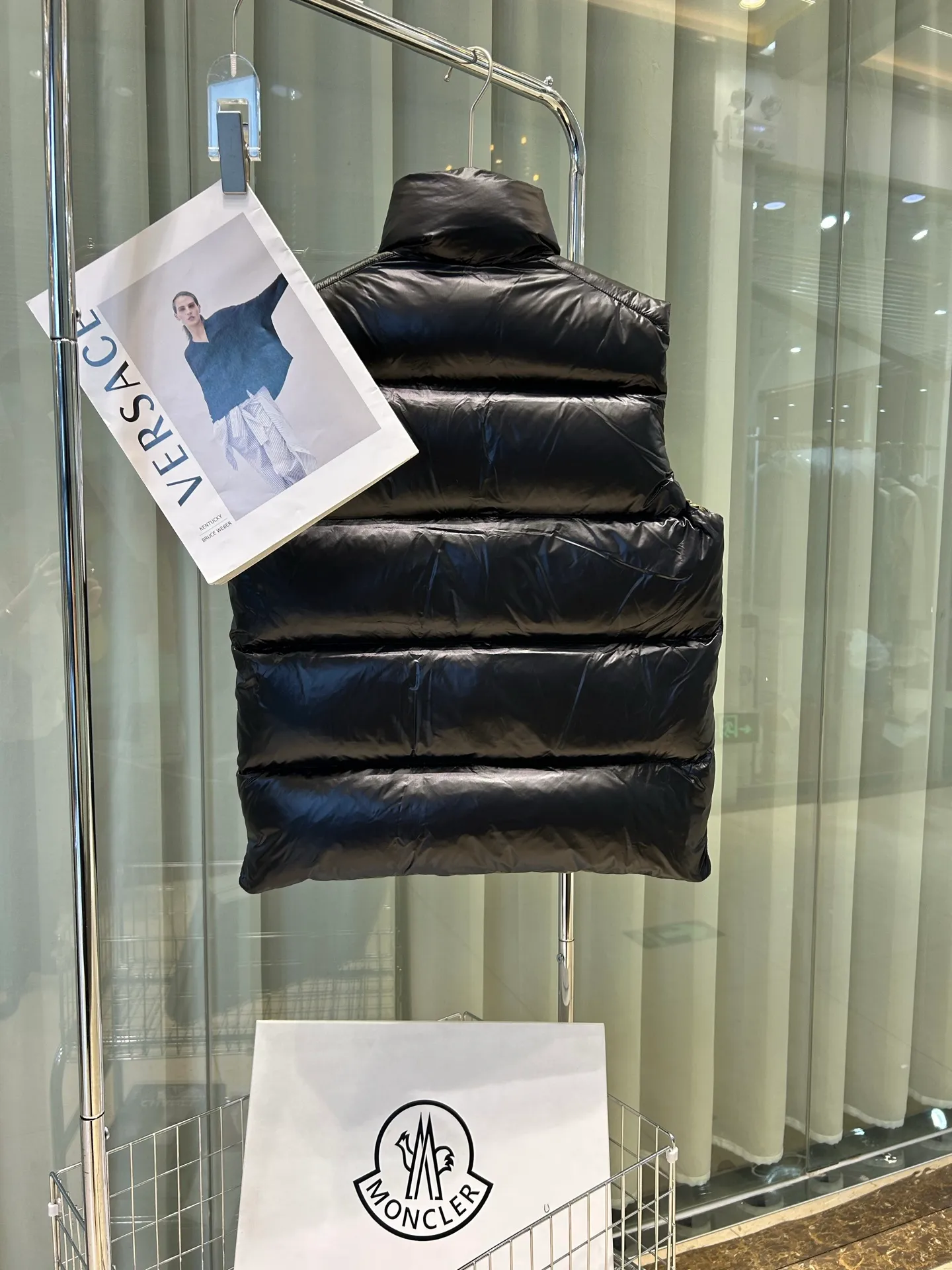 P680 25Moncler Moncler's new early autumn product Lipsi men's down vest, which interprets Moncler's classic design, is a must-have item for the seasonal wardrobe. Crafted from lightweight, functional nylon laque fabric, it has a contrast lining for a vibrant feel. Style number: Big label vest Size: 12345 Color: off-white black