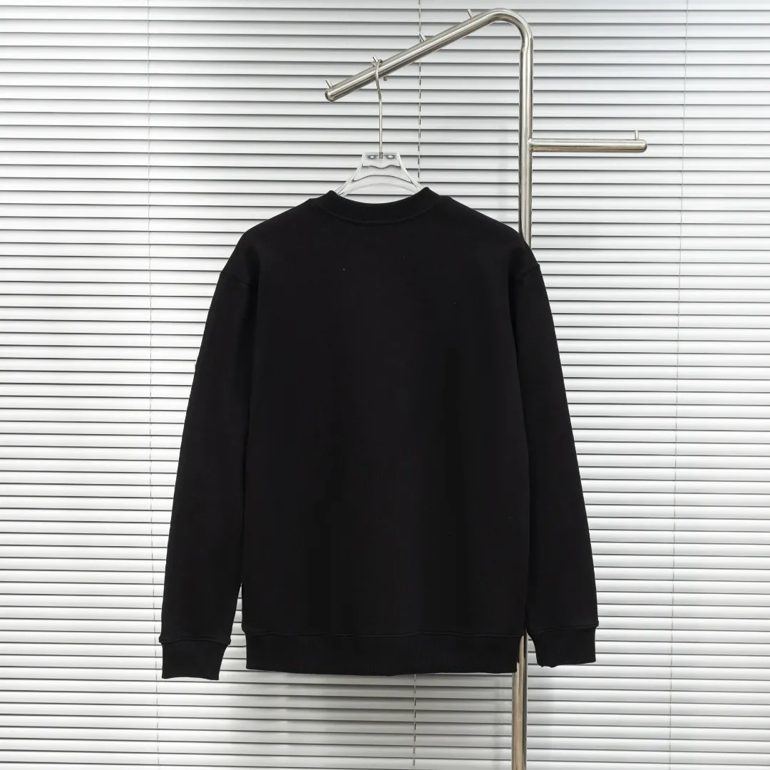 P250 top version (different currencies) Style: MONCLER classic patched pullover long-sleeved round neck sweatshirt Color: Picture color Size: S-XL Fabric: Pure cotton Accessories: Full set of customized accessories No gender distinction Same style for men and women