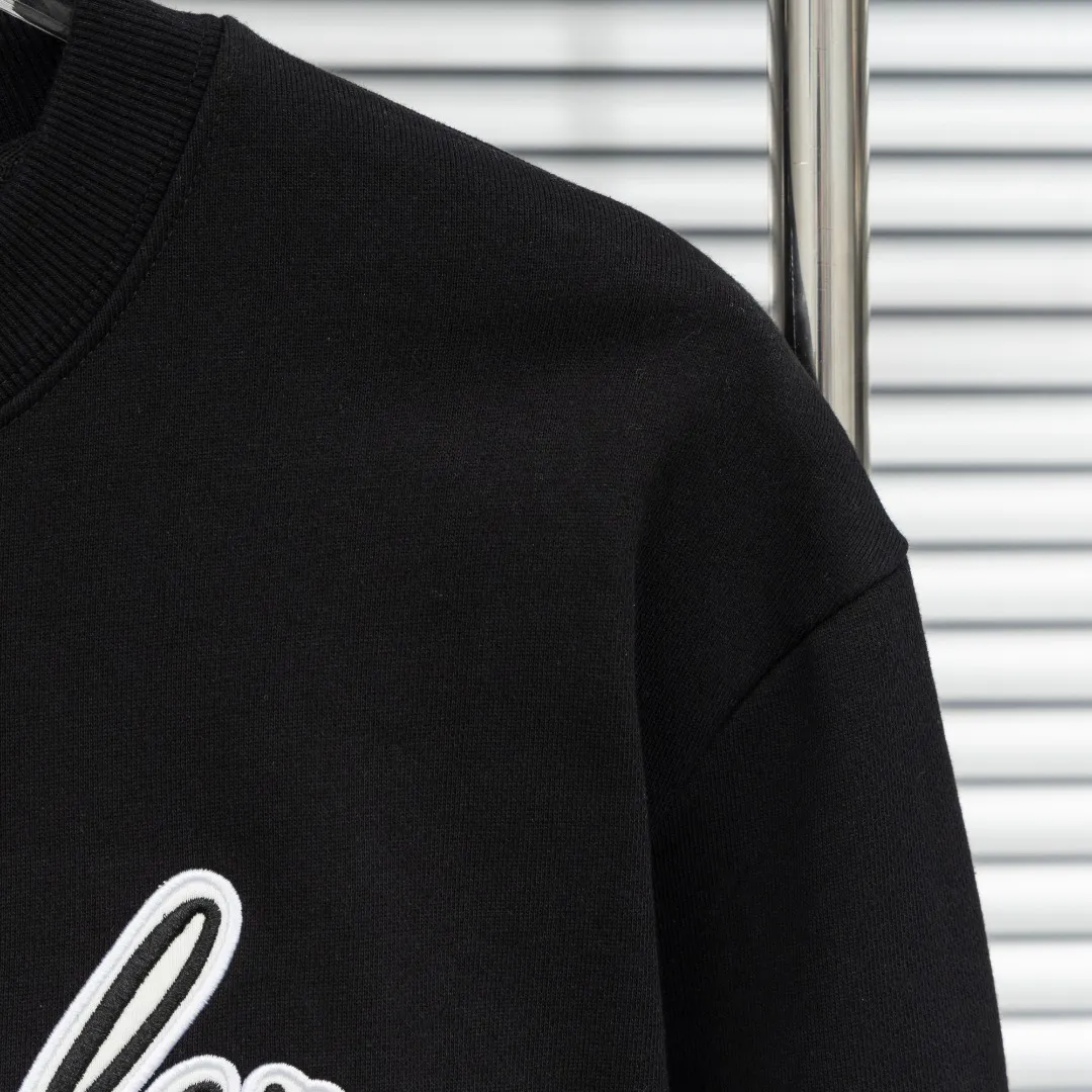 P250 top version (different currencies) Style: MONCLER classic patched pullover long-sleeved round neck sweatshirt Color: Picture color Size: S-XL Fabric: Pure cotton Accessories: Full set of customized accessories No gender distinction Same style for men and women