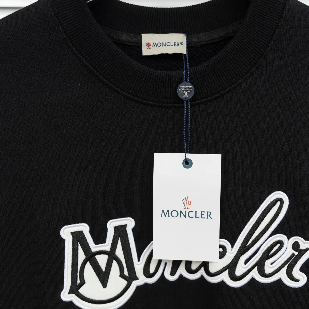 P250 top version (different currencies) Style: MONCLER classic patched pullover long-sleeved round neck sweatshirt Color: Picture color Size: S-XL Fabric: Pure cotton Accessories: Full set of customized accessories No gender distinction Same style for men and women
