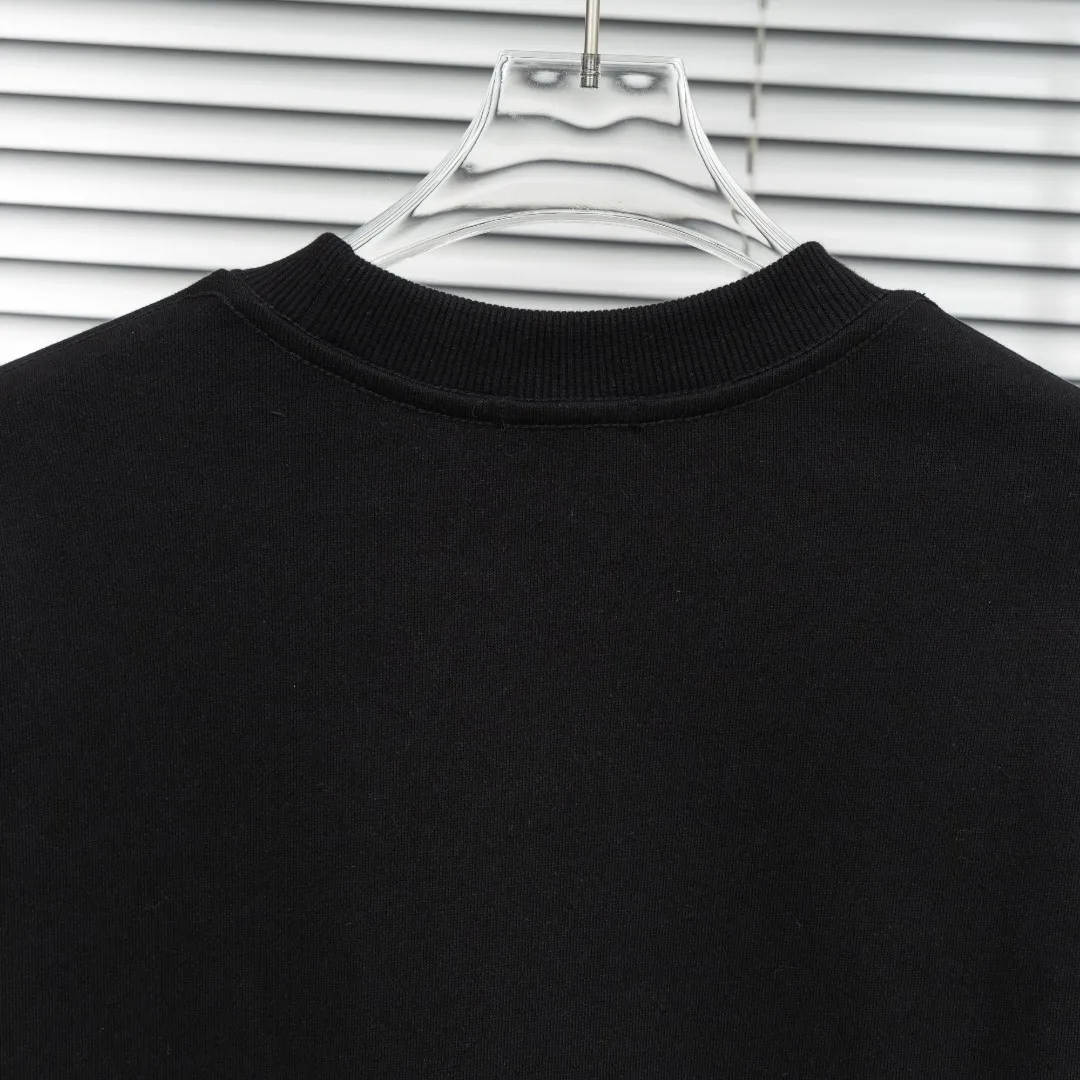 P250 top version (different currencies) Style: MONCLER classic patched pullover long-sleeved round neck sweatshirt Color: Picture color Size: S-XL Fabric: Pure cotton Accessories: Full set of customized accessories No gender distinction Same style for men and women