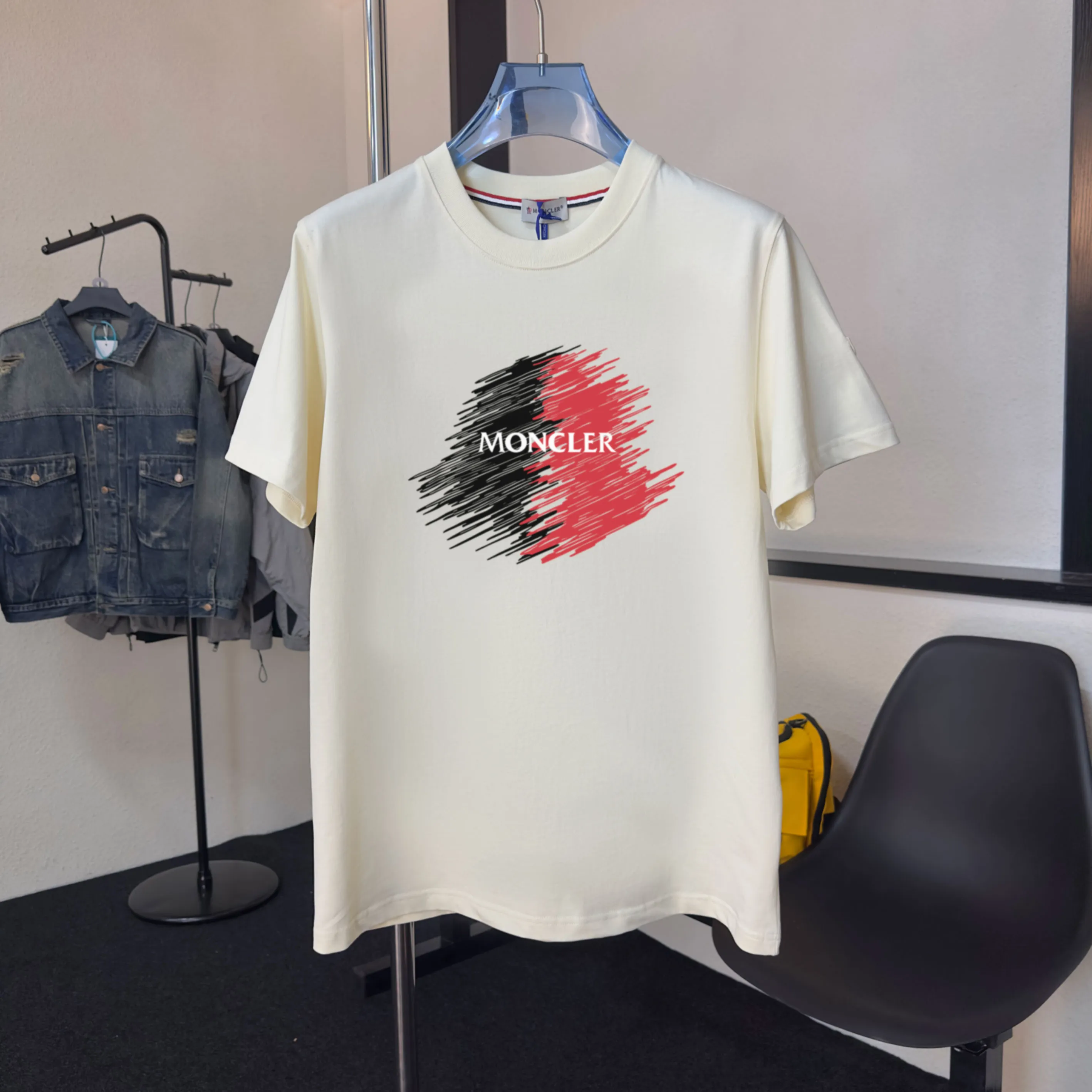 P140 Upgraded version "Mobile phone smart sensor ~ NFC chip armband ~ Direct access to the official website for anti-counterfeiting" "Moncler ~ Mouth Mouth" 2025 new high-quality round neck short-sleeved T-shirt. The cuffs have imported embroidered labels. Customized dyeing, very comfortable to touch. Super versatile and good-looking short-sleeved. Complete with three labels. Non-market ordinary version. Feel free to compare. Quality is absolutely guaranteed! ‼ First of all, this original fabric is all custom-woven with 32-count double yarn fabric, 250G, and the weight is the same‼ Fine workmanship, double waistcoat method, double waistcoat method, double waistcoat method makes the whole dress more three-dimensional, which is not a craft that ordinary T-shirts can achieve🤪 Size: S-M-L-XL-2XL Color: black, white, apricot, same style for men and women