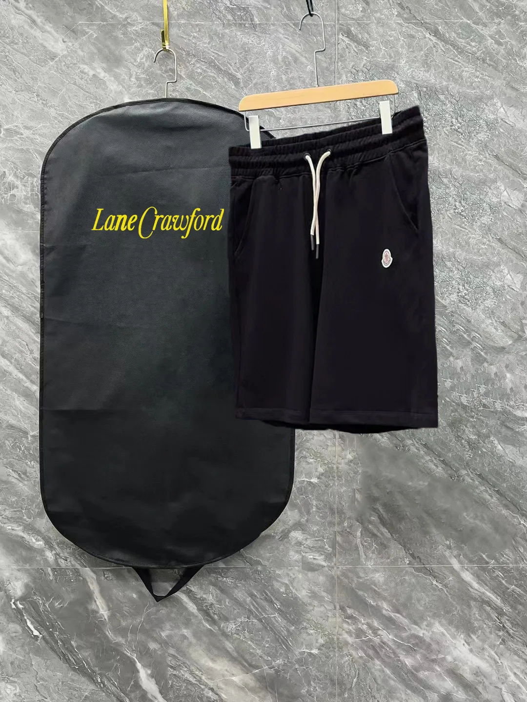 💰230 ✨MONCLER Meng Mouth SS spring and summer show style. Slim-fitting lines with exquisite logo and simple logo shorts. Domestic OEM exports. Supply top brand fabrics. 360g weight. Compatible with all body shapes. Black and white drawstring design on waist elastic band. Customized drawstring pockets with diagonal pocket design on both sides. There is also a small pocket at the rear. Color: black gray. Size S-XL
