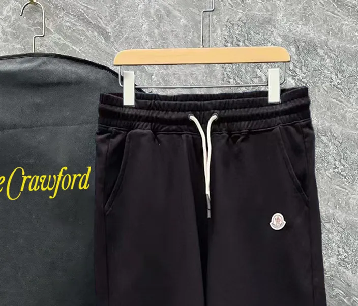💰230 ✨MONCLER Meng Mouth SS spring and summer show style. Slim-fitting lines with exquisite logo and simple logo shorts. Domestic OEM exports. Supply top brand fabrics. 360g weight. Compatible with all body shapes. Black and white drawstring design on waist elastic band. Customized drawstring pockets with diagonal pocket design on both sides. There is also a small pocket at the rear. Color: black gray. Size S-XL