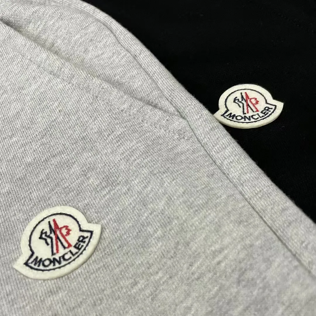 💰230 ✨MONCLER Meng Mouth SS spring and summer show style. Slim-fitting lines with exquisite logo and simple logo shorts. Domestic OEM exports. Supply top brand fabrics. 360g weight. Compatible with all body shapes. Black and white drawstring design on waist elastic band. Customized drawstring pockets with diagonal pocket design on both sides. There is also a small pocket at the rear. Color: black gray. Size S-XL