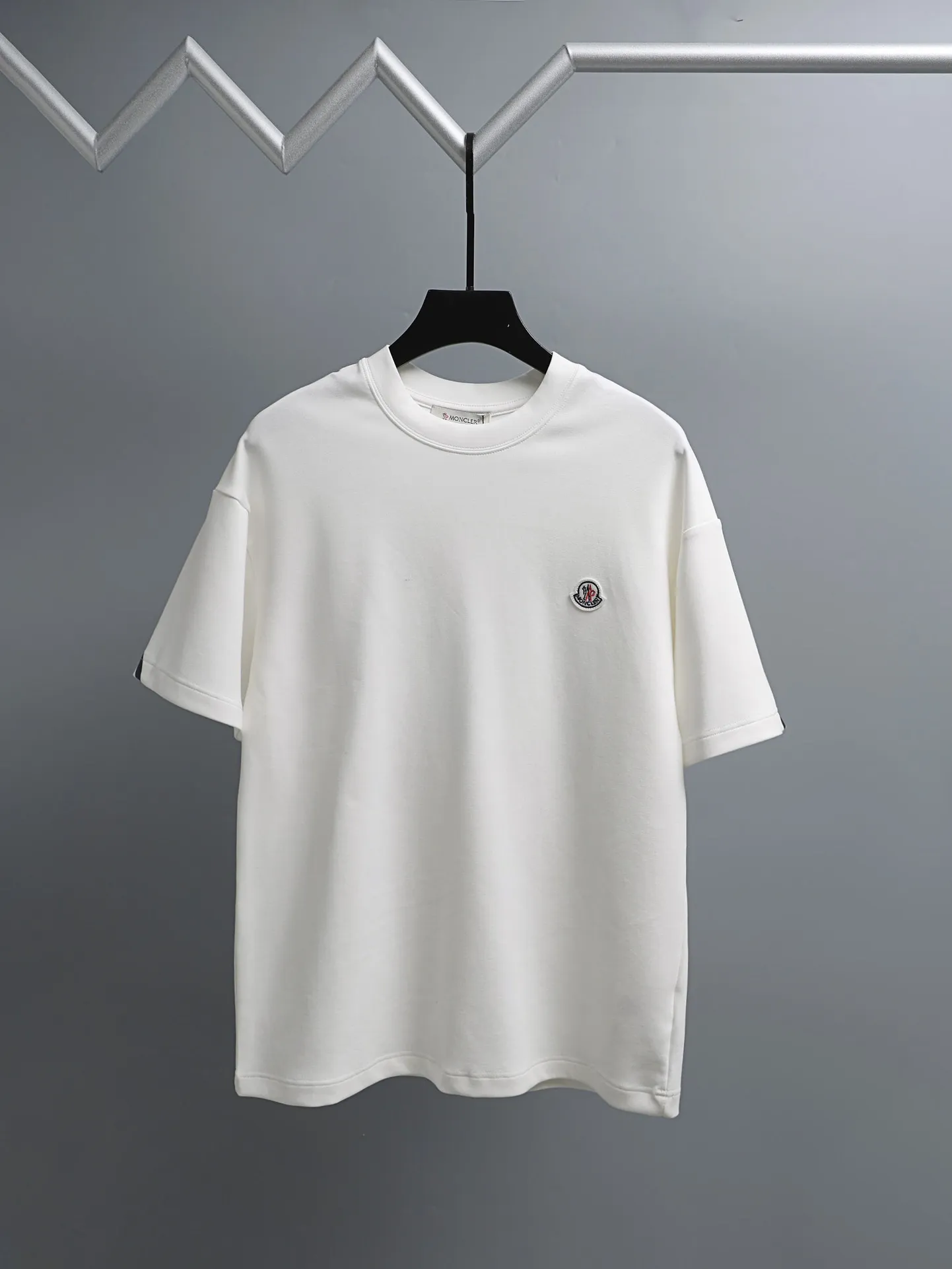 P190 MONCLER muzzle* 2꯭0꯭2꯭5 new autumn and winter style ❤️ Original ⌚️ high version muzzle fabric is made of 320 grams of high-density modal long-staple cotton. It does not deform or shrink. Process introduction: double thread movement. Small label embroidery on the chest🪡, and fine printing on the back. Color: white SIZE: M-3XL