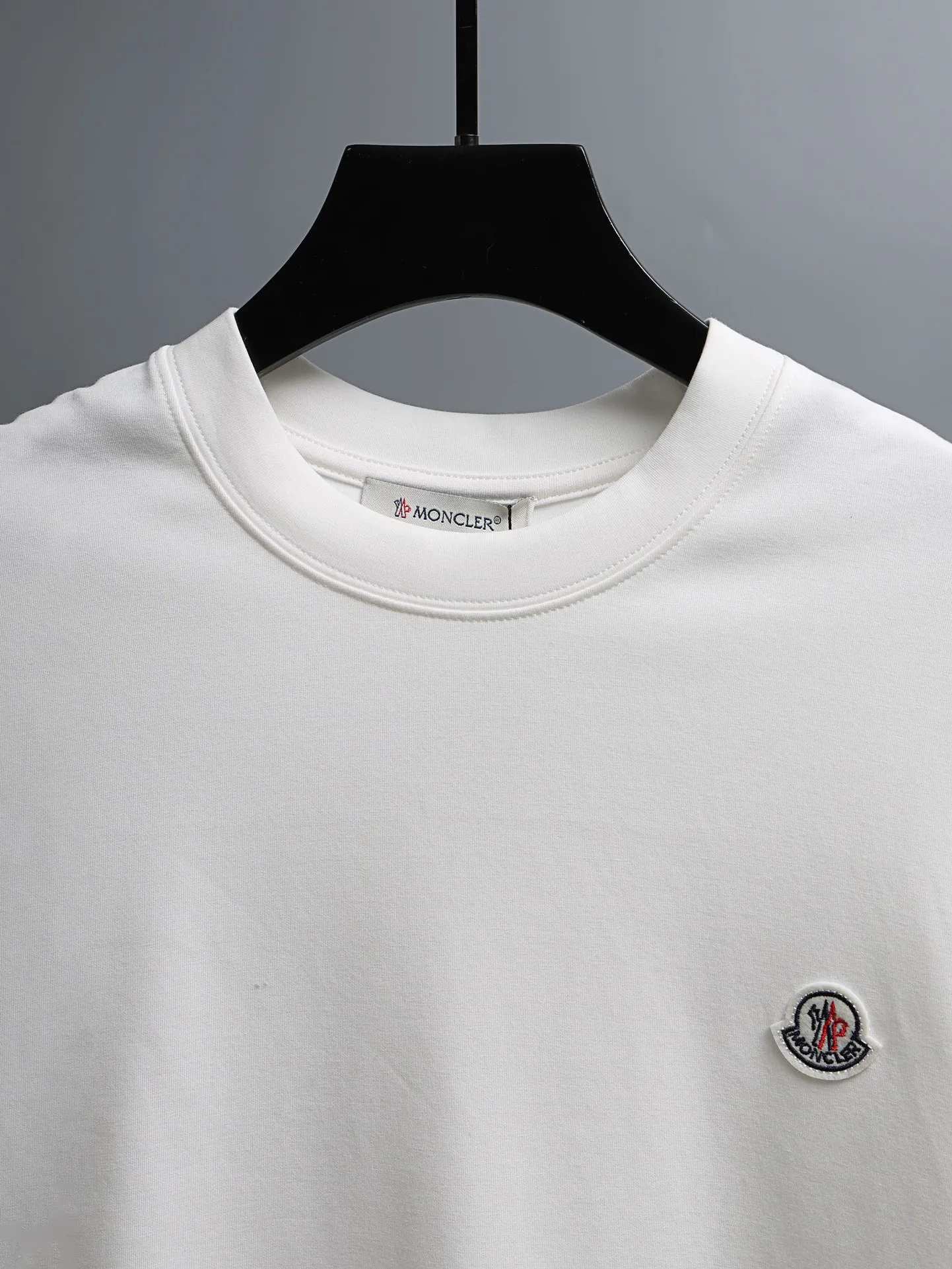 P190 MONCLER muzzle* 2꯭0꯭2꯭5 new autumn and winter style ❤️ Original ⌚️ high version muzzle fabric is made of 320 grams of high-density modal long-staple cotton. It does not deform or shrink. Process introduction: double thread movement. Small label embroidery on the chest🪡, and fine printing on the back. Color: white SIZE: M-3XL