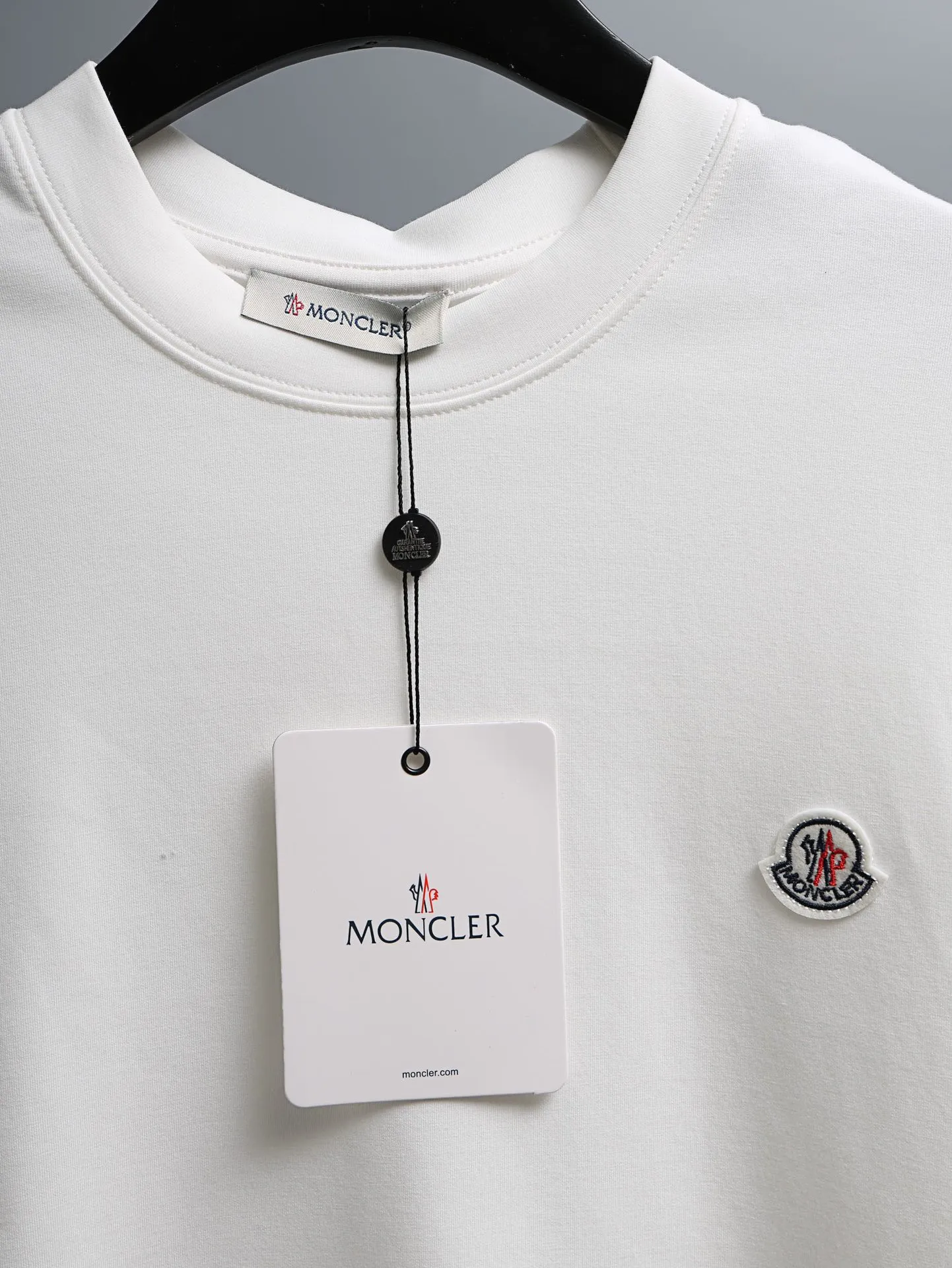 P190 MONCLER muzzle* 2꯭0꯭2꯭5 new autumn and winter style ❤️ Original ⌚️ high version muzzle fabric is made of 320 grams of high-density modal long-staple cotton. It does not deform or shrink. Process introduction: double thread movement. Small label embroidery on the chest🪡, and fine printing on the back. Color: white SIZE: M-3XL