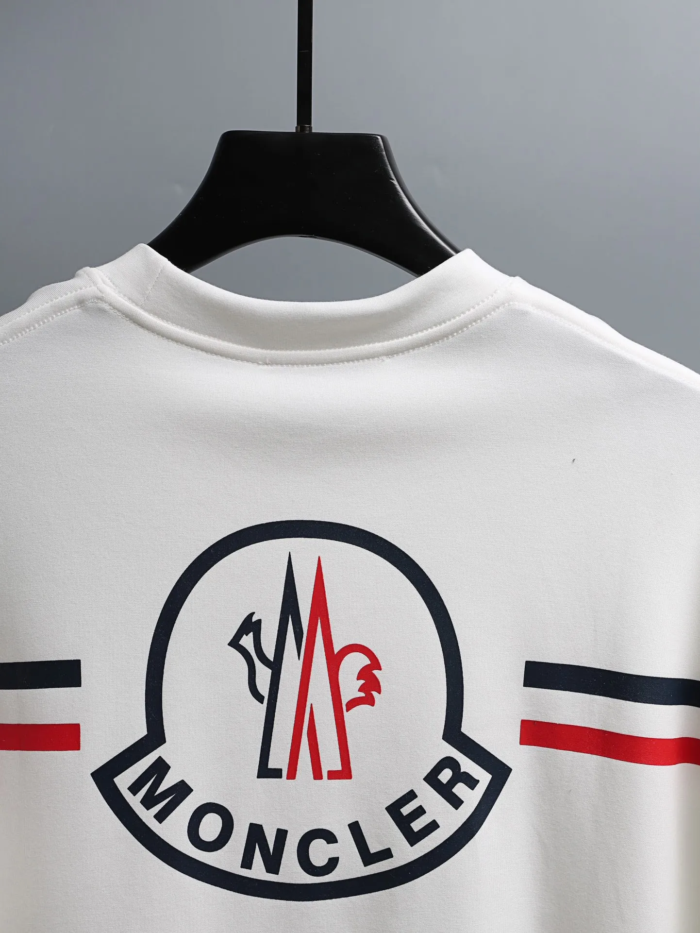 P190 MONCLER muzzle* 2꯭0꯭2꯭5 new autumn and winter style ❤️ Original ⌚️ high version muzzle fabric is made of 320 grams of high-density modal long-staple cotton. It does not deform or shrink. Process introduction: double thread movement. Small label embroidery on the chest🪡, and fine printing on the back. Color: white SIZE: M-3XL