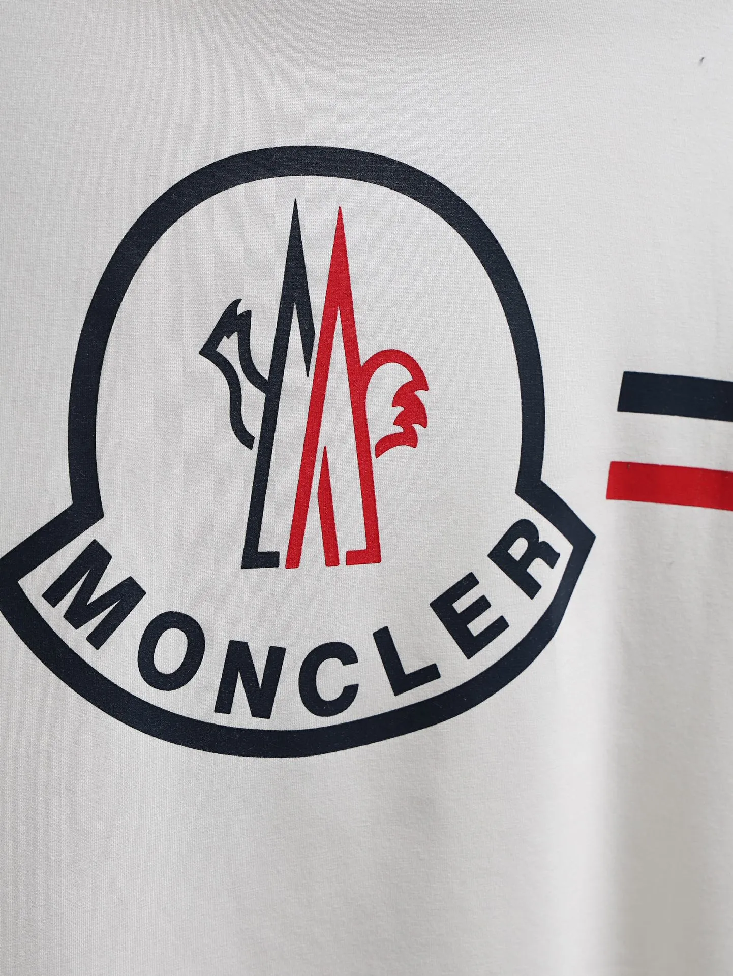 P190 MONCLER muzzle* 2꯭0꯭2꯭5 new autumn and winter style ❤️ Original ⌚️ high version muzzle fabric is made of 320 grams of high-density modal long-staple cotton. It does not deform or shrink. Process introduction: double thread movement. Small label embroidery on the chest🪡, and fine printing on the back. Color: white SIZE: M-3XL