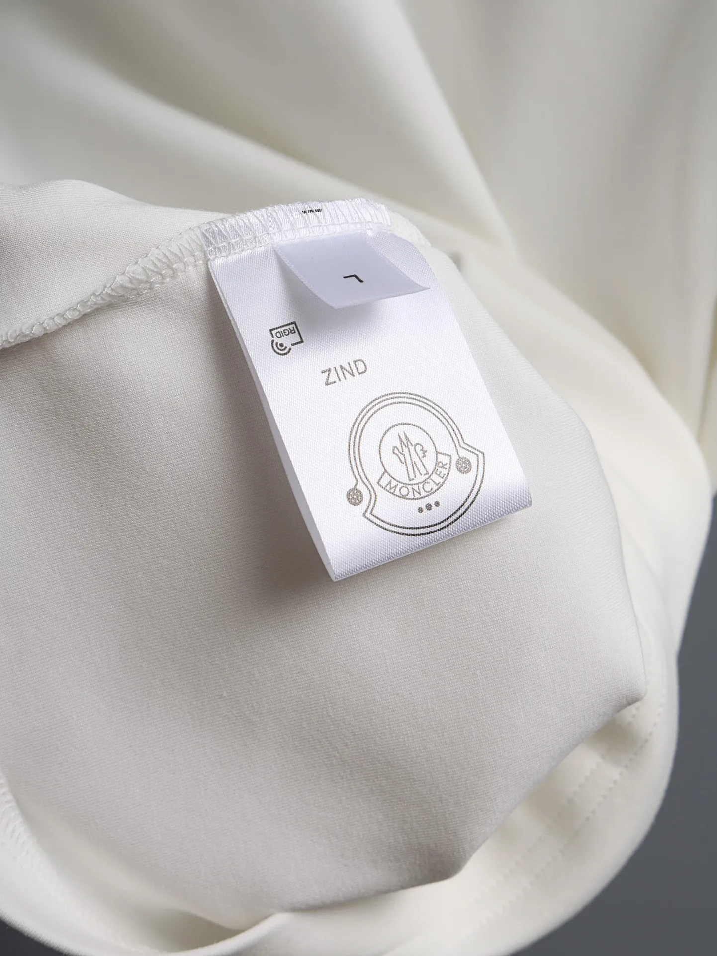 P190 MONCLER muzzle* 2꯭0꯭2꯭5 new autumn and winter style ❤️ Original ⌚️ high version muzzle fabric is made of 320 grams of high-density modal long-staple cotton. It does not deform or shrink. Process introduction: double thread movement. Small label embroidery on the chest🪡, and fine printing on the back. Color: white SIZE: M-3XL