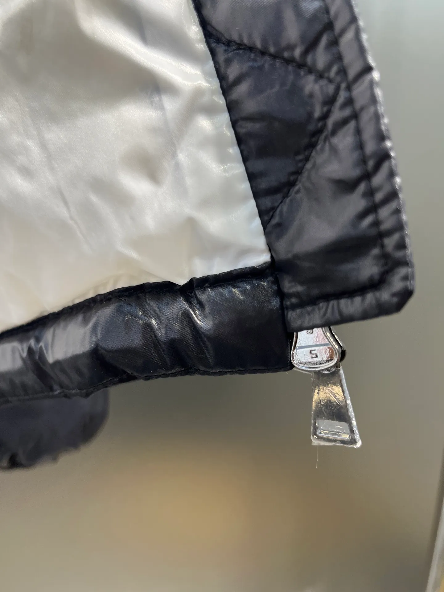 P760 moncler 🌟Moncler FW25 Abbaye short down jacket The Abbaye short jacket is made of iconic patented nylon, highlighting the fashion essence of Moncler. Featuring rectangular quilting and a contrasting lining that refreshes the removable hood. Terry knit logo embroidery adds a unique touch, making the garment instantly recognizable. Material process analysis: 1️⃣Original Nfc inductive anti-counterfeiting chip 2️⃣National standard 95% European standard pure white goose down, exclusive use of top down on the market 3️⃣Fabric: 100% nylon; Lining: 100% nylon, one of the best on the market, everything is customized according to the original version. 4⃣️The electroplated hardware is produced by the original processing factory, all customized by the original factory, and is not a replica of various types on the market. 5⃣️Produced by a certain Lang factory, it has always been unambiguous in terms of quality. Everyone knows about the workmanship, QA and Qc quality inspection of the workers when shipping from large factories. It is not comparable to small factories in the market. Mouth-mounted down jackets, let’s not brag, there is almost no one that can do better than us! Make an original product with care, so that every customer has the confidence to introduce it to his customers: This is the top replica version in China. Good products do not need too many soft articles to set off, only junk products will boast: the original ZP uses thousands of words to impress consumers! Although it is an F product, it is not inferior to ZP!  Color: white pink, white black, black, khaki, pink Size: 0123