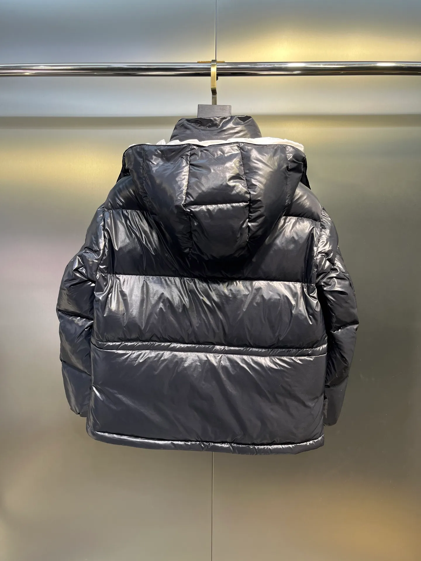 P760 moncler 🌟Moncler FW25 Abbaye short down jacket The Abbaye short jacket is made of iconic patented nylon, highlighting the fashion essence of Moncler. Featuring rectangular quilting and a contrasting lining that refreshes the removable hood. Terry knit logo embroidery adds a unique touch, making the garment instantly recognizable. Material process analysis: 1️⃣Original Nfc inductive anti-counterfeiting chip 2️⃣National standard 95% European standard pure white goose down, exclusive use of top down on the market 3️⃣Fabric: 100% nylon; Lining: 100% nylon, one of the best on the market, everything is customized according to the original version. 4⃣️The electroplated hardware is produced by the original processing factory, all customized by the original factory, and is not a replica of various types on the market. 5⃣️Produced by a certain Lang factory, it has always been unambiguous in terms of quality. Everyone knows about the workmanship, QA and Qc quality inspection of the workers when shipping from large factories. It is not comparable to small factories in the market. Mouth-mounted down jackets, let’s not brag, there is almost no one that can do better than us! Make an original product with care, so that every customer has the confidence to introduce it to his customers: This is the top replica version in China. Good products do not need too many soft articles to set off, only junk products will boast: the original ZP uses thousands of words to impress consumers! Although it is an F product, it is not inferior to ZP!  Color: white pink, white black, black, khaki, pink Size: 0123