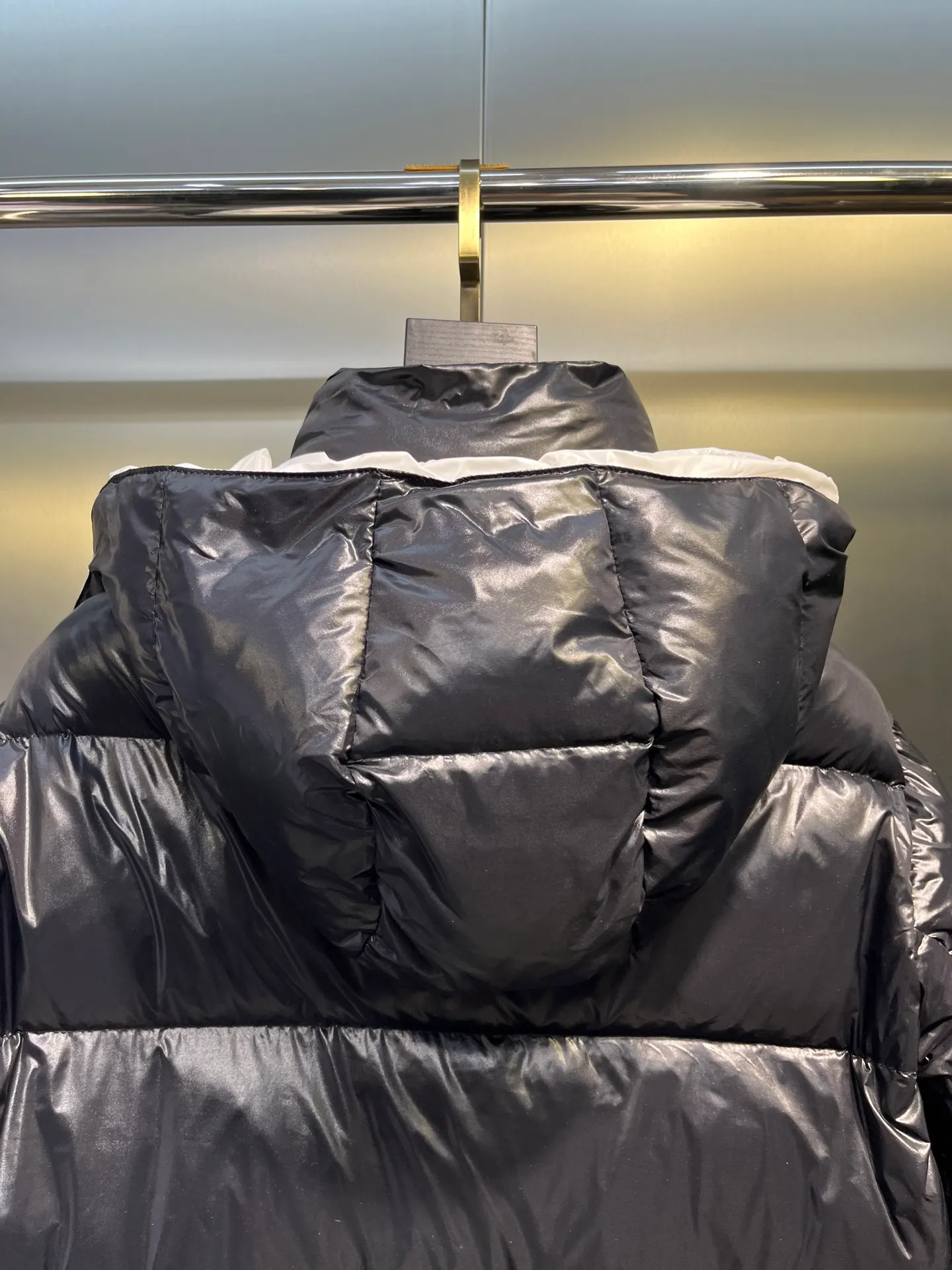 P760 moncler 🌟Moncler FW25 Abbaye short down jacket The Abbaye short jacket is made of iconic patented nylon, highlighting the fashion essence of Moncler. Featuring rectangular quilting and a contrasting lining that refreshes the removable hood. Terry knit logo embroidery adds a unique touch, making the garment instantly recognizable. Material process analysis: 1️⃣Original Nfc inductive anti-counterfeiting chip 2️⃣National standard 95% European standard pure white goose down, exclusive use of top down on the market 3️⃣Fabric: 100% nylon; Lining: 100% nylon, one of the best on the market, everything is customized according to the original version. 4⃣️The electroplated hardware is produced by the original processing factory, all customized by the original factory, and is not a replica of various types on the market. 5⃣️Produced by a certain Lang factory, it has always been unambiguous in terms of quality. Everyone knows about the workmanship, QA and Qc quality inspection of the workers when shipping from large factories. It is not comparable to small factories in the market. Mouth-mounted down jackets, let’s not brag, there is almost no one that can do better than us! Make an original product with care, so that every customer has the confidence to introduce it to his customers: This is the top replica version in China. Good products do not need too many soft articles to set off, only junk products will boast: the original ZP uses thousands of words to impress consumers! Although it is an F product, it is not inferior to ZP!  Color: white pink, white black, black, khaki, pink Size: 0123