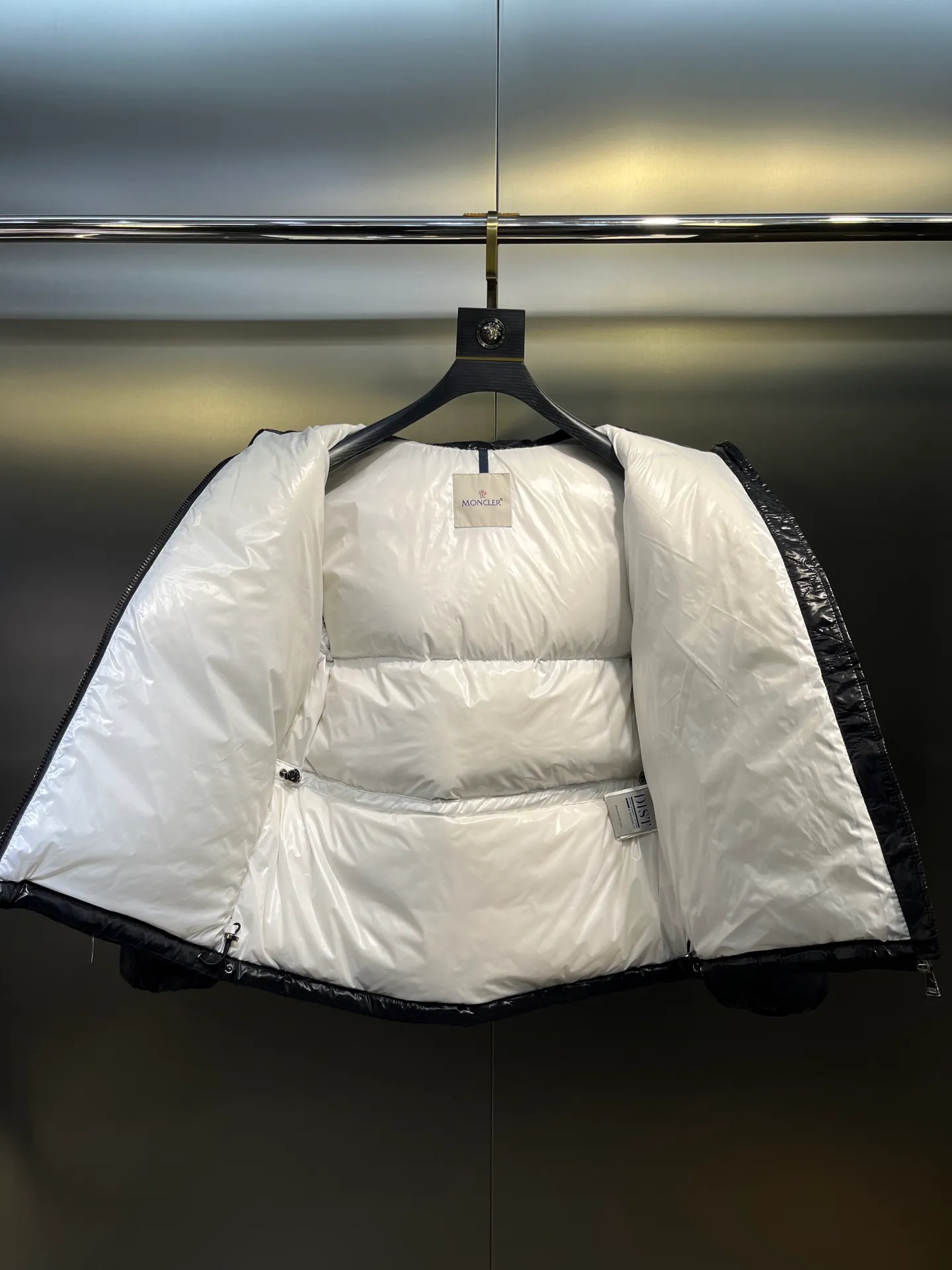 P760 moncler 🌟Moncler FW25 Abbaye short down jacket The Abbaye short jacket is made of iconic patented nylon, highlighting the fashion essence of Moncler. Featuring rectangular quilting and a contrasting lining that refreshes the removable hood. Terry knit logo embroidery adds a unique touch, making the garment instantly recognizable. Material process analysis: 1️⃣Original Nfc inductive anti-counterfeiting chip 2️⃣National standard 95% European standard pure white goose down, exclusive use of top down on the market 3️⃣Fabric: 100% nylon; Lining: 100% nylon, one of the best on the market, everything is customized according to the original version. 4⃣️The electroplated hardware is produced by the original processing factory, all customized by the original factory, and is not a replica of various types on the market. 5⃣️Produced by a certain Lang factory, it has always been unambiguous in terms of quality. Everyone knows about the workmanship, QA and Qc quality inspection of the workers when shipping from large factories. It is not comparable to small factories in the market. Mouth-mounted down jackets, let’s not brag, there is almost no one that can do better than us! Make an original product with care, so that every customer has the confidence to introduce it to his customers: This is the top replica version in China. Good products do not need too many soft articles to set off, only junk products will boast: the original ZP uses thousands of words to impress consumers! Although it is an F product, it is not inferior to ZP!  Color: white pink, white black, black, khaki, pink Size: 0123