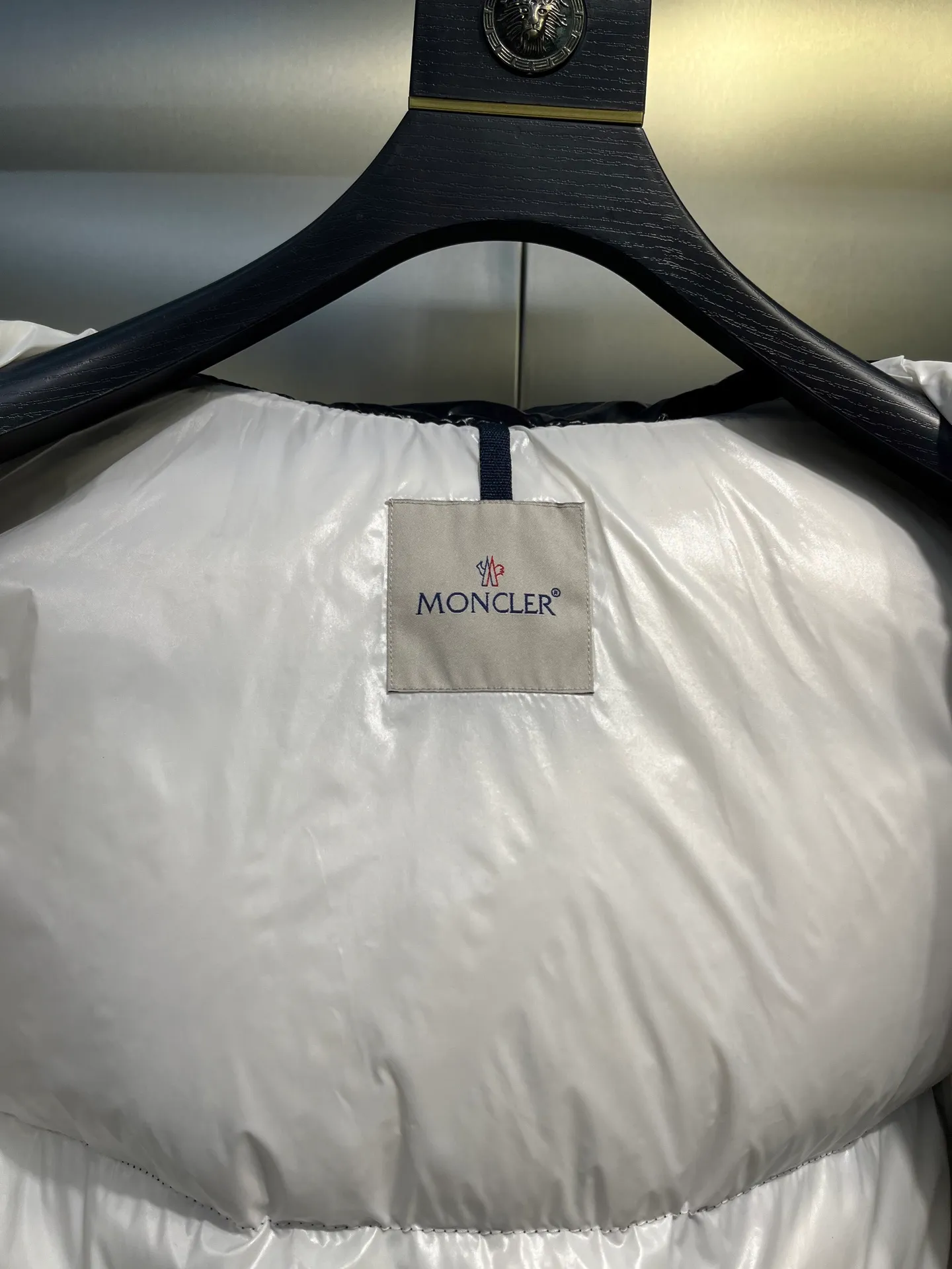 P760 moncler 🌟Moncler FW25 Abbaye short down jacket The Abbaye short jacket is made of iconic patented nylon, highlighting the fashion essence of Moncler. Featuring rectangular quilting and a contrasting lining that refreshes the removable hood. Terry knit logo embroidery adds a unique touch, making the garment instantly recognizable. Material process analysis: 1️⃣Original Nfc inductive anti-counterfeiting chip 2️⃣National standard 95% European standard pure white goose down, exclusive use of top down on the market 3️⃣Fabric: 100% nylon; Lining: 100% nylon, one of the best on the market, everything is customized according to the original version. 4⃣️The electroplated hardware is produced by the original processing factory, all customized by the original factory, and is not a replica of various types on the market. 5⃣️Produced by a certain Lang factory, it has always been unambiguous in terms of quality. Everyone knows about the workmanship, QA and Qc quality inspection of the workers when shipping from large factories. It is not comparable to small factories in the market. Mouth-mounted down jackets, let’s not brag, there is almost no one that can do better than us! Make an original product with care, so that every customer has the confidence to introduce it to his customers: This is the top replica version in China. Good products do not need too many soft articles to set off, only junk products will boast: the original ZP uses thousands of words to impress consumers! Although it is an F product, it is not inferior to ZP!  Color: white pink, white black, black, khaki, pink Size: 0123