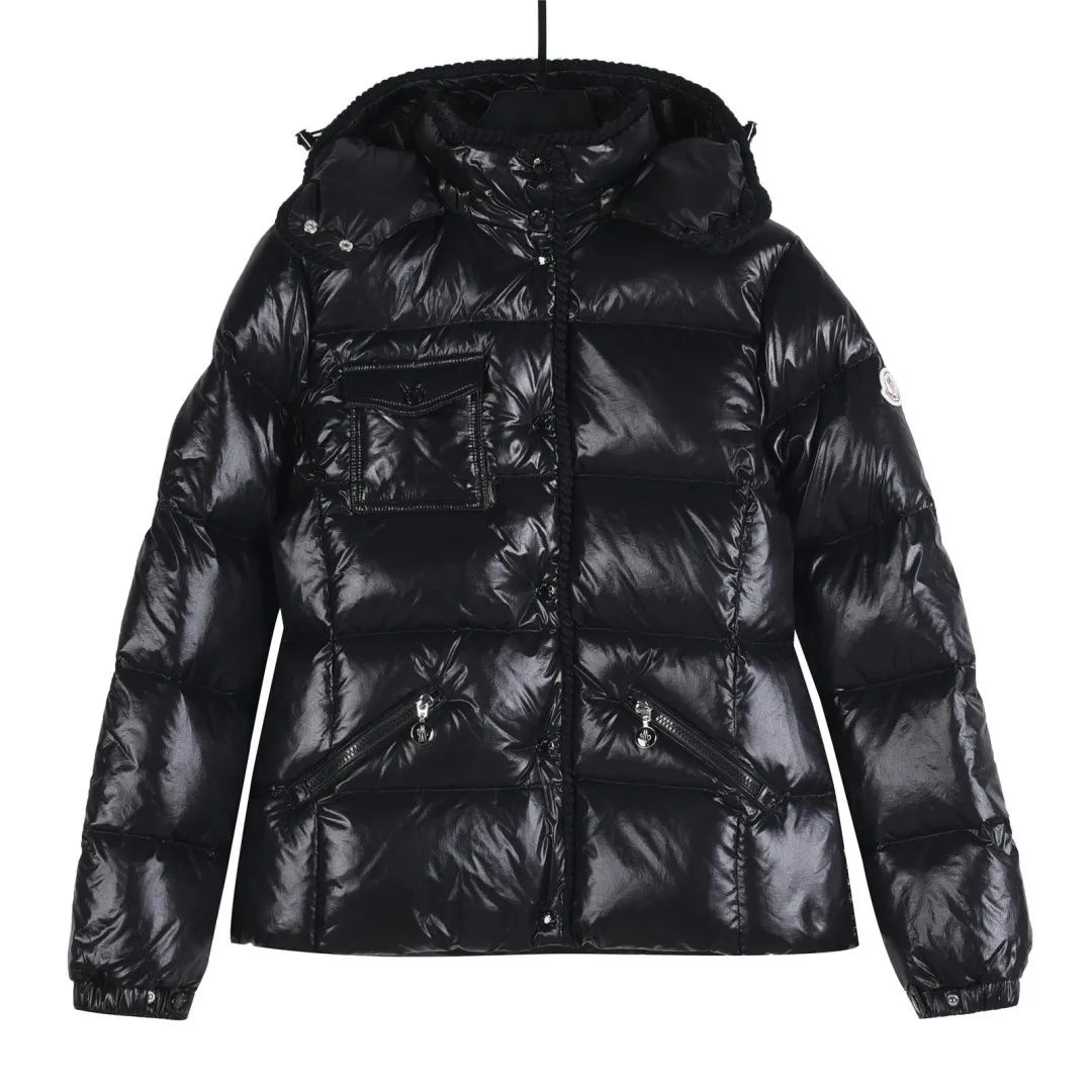 P860 Moncler / Moncler Mouth Small Waist Second Generation FW25 Glareins Woven Trim Hooded Short Comfort Down Jacket Women's Glareins Woven Trim Hooded Short Down Jacket is a classic item of Moncler's 2025 autumn and winter women's wear series. It highlights the feminine temperament with exquisite braided trim and waist design.  • Design highlights: Braided trim is used to highlight the waist silhouette, and the short hooded design is both fashionable and practical • Fabric technology: The outer shell is made of 100% nylon fabric, with a gorgeous luster, and the interior is filled with 90% white goose down + 10% feathers • Functional details: Equipped with an adjustable hood, zipper + snap button double closure, waist drawstring design, length of about 58cm • Origin information: Mainly made in Romania, ensuring European quality standards • Good upper body effect: A-line hem design with slightly closed waist, as delicate as a princess, outstanding proportion modification effect • Strong thermal insulation performance: 90 white goose down filling, warmth retention comparable to polar expedition equipment, light and not bulky • Strong sense of quality: high-quality hardware, even and fine stitching, clear brand logo Color: blue off-white black code number: 0 1 2 3