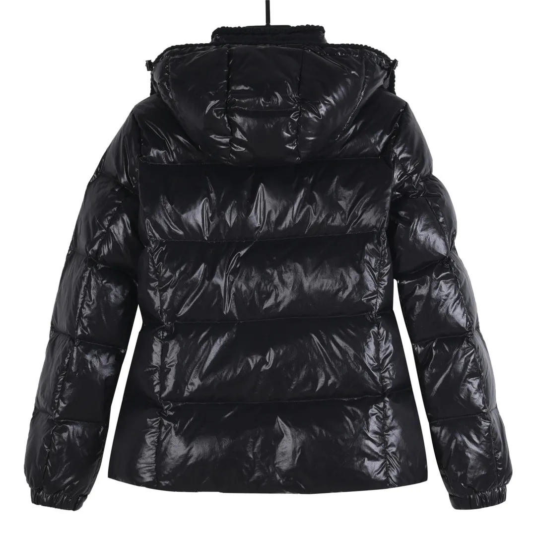 P860 Moncler / Moncler Mouth Small Waist Second Generation FW25 Glareins Woven Trim Hooded Short Comfort Down Jacket Women's Glareins Woven Trim Hooded Short Down Jacket is a classic item of Moncler's 2025 autumn and winter women's wear series. It highlights the feminine temperament with exquisite braided trim and waist design.  • Design highlights: Braided trim is used to highlight the waist silhouette, and the short hooded design is both fashionable and practical • Fabric technology: The outer shell is made of 100% nylon fabric, with a gorgeous luster, and the interior is filled with 90% white goose down + 10% feathers • Functional details: Equipped with an adjustable hood, zipper + snap button double closure, waist drawstring design, length of about 58cm • Origin information: Mainly made in Romania, ensuring European quality standards • Good upper body effect: A-line hem design with slightly closed waist, as delicate as a princess, outstanding proportion modification effect • Strong thermal insulation performance: 90 white goose down filling, warmth retention comparable to polar expedition equipment, light and not bulky • Strong sense of quality: high-quality hardware, even and fine stitching, clear brand logo Color: blue off-white black code number: 0 1 2 3