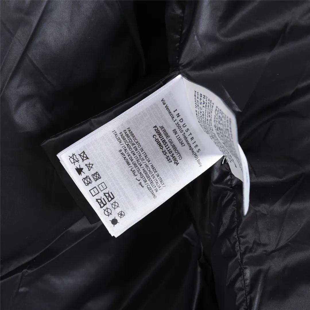 P860 Moncler / Moncler Mouth Small Waist Second Generation FW25 Glareins Woven Trim Hooded Short Comfort Down Jacket Women's Glareins Woven Trim Hooded Short Down Jacket is a classic item of Moncler's 2025 autumn and winter women's wear series. It highlights the feminine temperament with exquisite braided trim and waist design.  • Design highlights: Braided trim is used to highlight the waist silhouette, and the short hooded design is both fashionable and practical • Fabric technology: The outer shell is made of 100% nylon fabric, with a gorgeous luster, and the interior is filled with 90% white goose down + 10% feathers • Functional details: Equipped with an adjustable hood, zipper + snap button double closure, waist drawstring design, length of about 58cm • Origin information: Mainly made in Romania, ensuring European quality standards • Good upper body effect: A-line hem design with slightly closed waist, as delicate as a princess, outstanding proportion modification effect • Strong thermal insulation performance: 90 white goose down filling, warmth retention comparable to polar expedition equipment, light and not bulky • Strong sense of quality: high-quality hardware, even and fine stitching, clear brand logo Color: blue off-white black code number: 0 1 2 3
