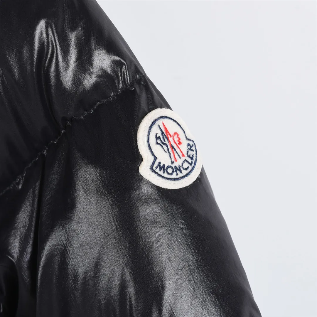 P860 Moncler / Moncler Mouth Small Waist Second Generation FW25 Glareins Woven Trim Hooded Short Comfort Down Jacket Women's Glareins Woven Trim Hooded Short Down Jacket is a classic item of Moncler's 2025 autumn and winter women's wear series. It highlights the feminine temperament with exquisite braided trim and waist design.  • Design highlights: Braided trim is used to highlight the waist silhouette, and the short hooded design is both fashionable and practical • Fabric technology: The outer shell is made of 100% nylon fabric, with a gorgeous luster, and the interior is filled with 90% white goose down + 10% feathers • Functional details: Equipped with an adjustable hood, zipper + snap button double closure, waist drawstring design, length of about 58cm • Origin information: Mainly made in Romania, ensuring European quality standards • Good upper body effect: A-line hem design with slightly closed waist, as delicate as a princess, outstanding proportion modification effect • Strong thermal insulation performance: 90 white goose down filling, warmth retention comparable to polar expedition equipment, light and not bulky • Strong sense of quality: high-quality hardware, even and fine stitching, clear brand logo Color: blue off-white black code number: 0 1 2 3