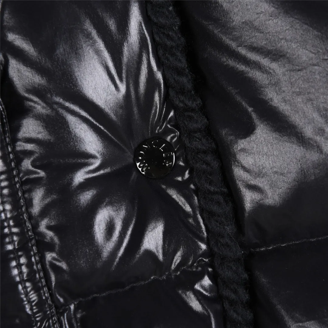 P860 Moncler / Moncler Mouth Small Waist Second Generation FW25 Glareins Woven Trim Hooded Short Comfort Down Jacket Women's Glareins Woven Trim Hooded Short Down Jacket is a classic item of Moncler's 2025 autumn and winter women's wear series. It highlights the feminine temperament with exquisite braided trim and waist design.  • Design highlights: Braided trim is used to highlight the waist silhouette, and the short hooded design is both fashionable and practical • Fabric technology: The outer shell is made of 100% nylon fabric, with a gorgeous luster, and the interior is filled with 90% white goose down + 10% feathers • Functional details: Equipped with an adjustable hood, zipper + snap button double closure, waist drawstring design, length of about 58cm • Origin information: Mainly made in Romania, ensuring European quality standards • Good upper body effect: A-line hem design with slightly closed waist, as delicate as a princess, outstanding proportion modification effect • Strong thermal insulation performance: 90 white goose down filling, warmth retention comparable to polar expedition equipment, light and not bulky • Strong sense of quality: high-quality hardware, even and fine stitching, clear brand logo Color: blue off-white black code number: 0 1 2 3