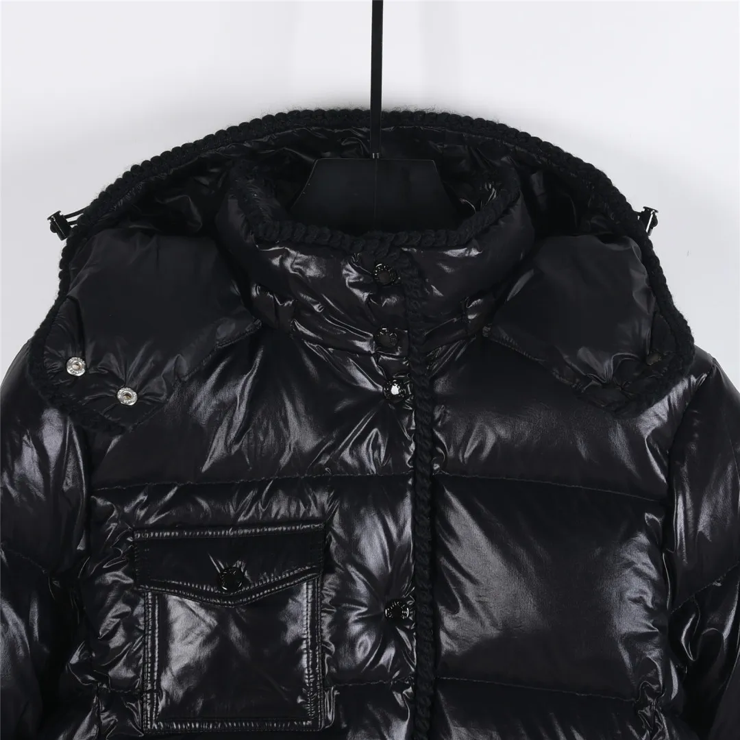 P860 Moncler / Moncler Mouth Small Waist Second Generation FW25 Glareins Woven Trim Hooded Short Comfort Down Jacket Women's Glareins Woven Trim Hooded Short Down Jacket is a classic item of Moncler's 2025 autumn and winter women's wear series. It highlights the feminine temperament with exquisite braided trim and waist design.  • Design highlights: Braided trim is used to highlight the waist silhouette, and the short hooded design is both fashionable and practical • Fabric technology: The outer shell is made of 100% nylon fabric, with a gorgeous luster, and the interior is filled with 90% white goose down + 10% feathers • Functional details: Equipped with an adjustable hood, zipper + snap button double closure, waist drawstring design, length of about 58cm • Origin information: Mainly made in Romania, ensuring European quality standards • Good upper body effect: A-line hem design with slightly closed waist, as delicate as a princess, outstanding proportion modification effect • Strong thermal insulation performance: 90 white goose down filling, warmth retention comparable to polar expedition equipment, light and not bulky • Strong sense of quality: high-quality hardware, even and fine stitching, clear brand logo Color: blue off-white black code number: 0 1 2 3