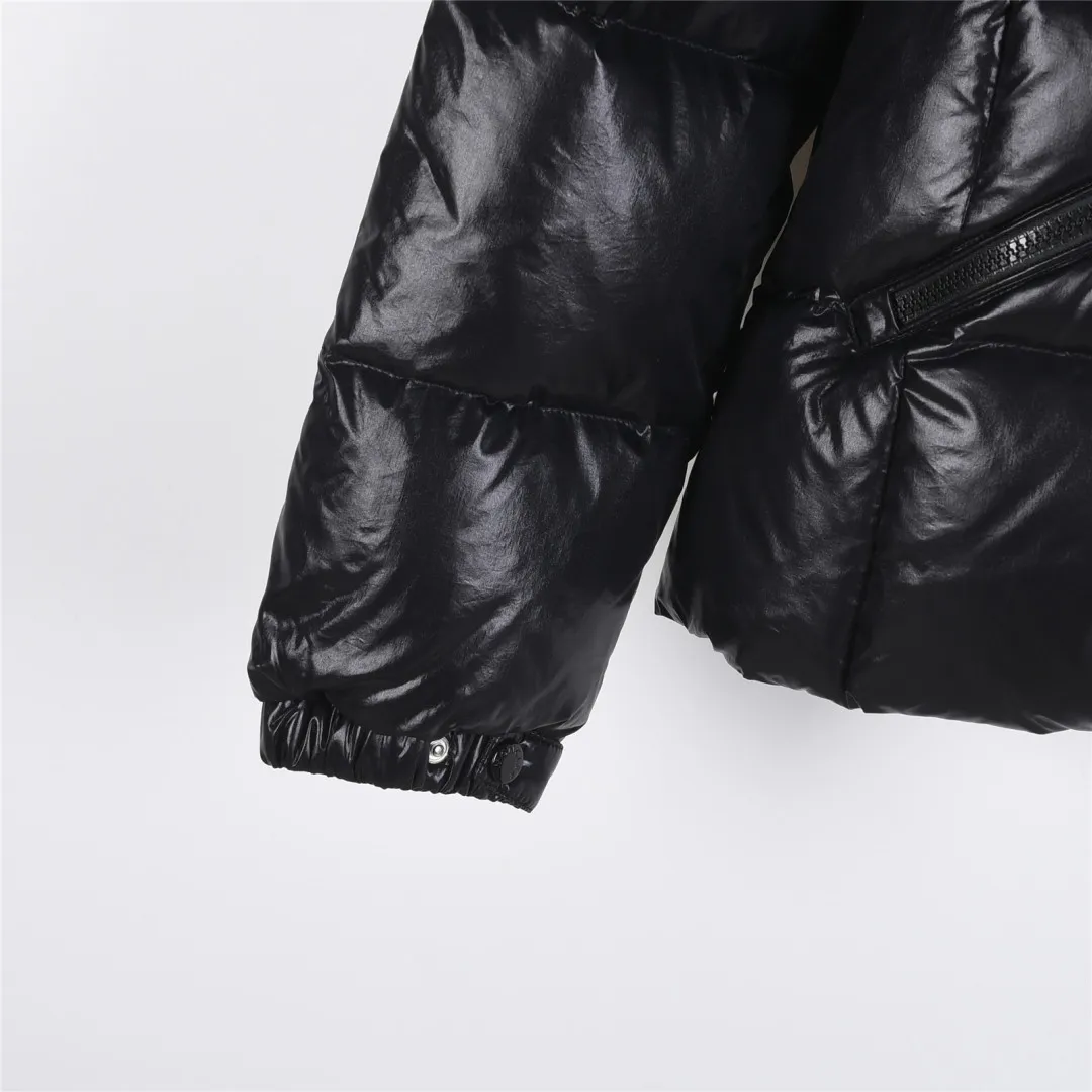 P860 Moncler / Moncler Mouth Small Waist Second Generation FW25 Glareins Woven Trim Hooded Short Comfort Down Jacket Women's Glareins Woven Trim Hooded Short Down Jacket is a classic item of Moncler's 2025 autumn and winter women's wear series. It highlights the feminine temperament with exquisite braided trim and waist design.  • Design highlights: Braided trim is used to highlight the waist silhouette, and the short hooded design is both fashionable and practical • Fabric technology: The outer shell is made of 100% nylon fabric, with a gorgeous luster, and the interior is filled with 90% white goose down + 10% feathers • Functional details: Equipped with an adjustable hood, zipper + snap button double closure, waist drawstring design, length of about 58cm • Origin information: Mainly made in Romania, ensuring European quality standards • Good upper body effect: A-line hem design with slightly closed waist, as delicate as a princess, outstanding proportion modification effect • Strong thermal insulation performance: 90 white goose down filling, warmth retention comparable to polar expedition equipment, light and not bulky • Strong sense of quality: high-quality hardware, even and fine stitching, clear brand logo Color: blue off-white black code number: 0 1 2 3