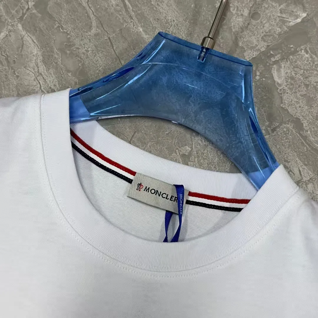 P140 Upgraded version "Mobile phone smart sensor ~ NFC chip armband ~ Direct access to the official website for anti-counterfeiting" "Moncler ~ Mouth Mouth" 2025 new high-quality round neck short-sleeved T-shirt. The cuffs have imported embroidered labels. Customized dyeing, very comfortable to touch. Super versatile and good-looking short-sleeved. Complete with three labels. Non-market ordinary version. Feel free to compare. Quality is absolutely guaranteed! ‼ First of all, this original fabric is all custom-woven with 32-count double yarn fabric, 250G, and the weight is the same‼ Fine workmanship, double waistcoat method, double waistcoat method, double waistcoat method makes the whole dress more three-dimensional, which is not a craft that ordinary T-shirts can achieve🤪 Size: S-M-L-XL-2XL Color: black, white, apricot, same style for men and women