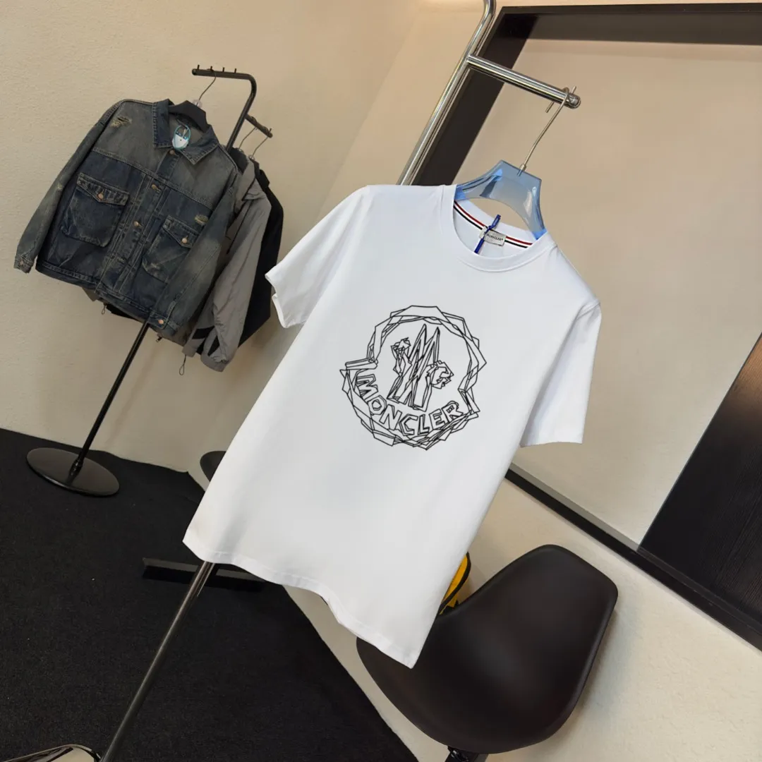 P140 Upgraded version "Mobile phone smart sensor ~ NFC chip armband ~ Direct access to the official website for anti-counterfeiting" "Moncler ~ Mouth Mouth" 2025 new high-quality round neck short-sleeved T-shirt. The cuffs have imported embroidered labels. Customized dyeing, very comfortable to touch. Super versatile and good-looking short-sleeved. Complete with three labels. Non-market ordinary version. Feel free to compare. Quality is absolutely guaranteed! ‼ First of all, this original fabric is all custom-woven with 32-count double yarn fabric, 250G, and the weight is the same‼ Fine workmanship, double waistcoat method, double waistcoat method, double waistcoat method makes the whole dress more three-dimensional, which is not a craft that ordinary T-shirts can achieve🤪 Size: S-M-L-XL-2XL Color: black, white, apricot, same style for men and women