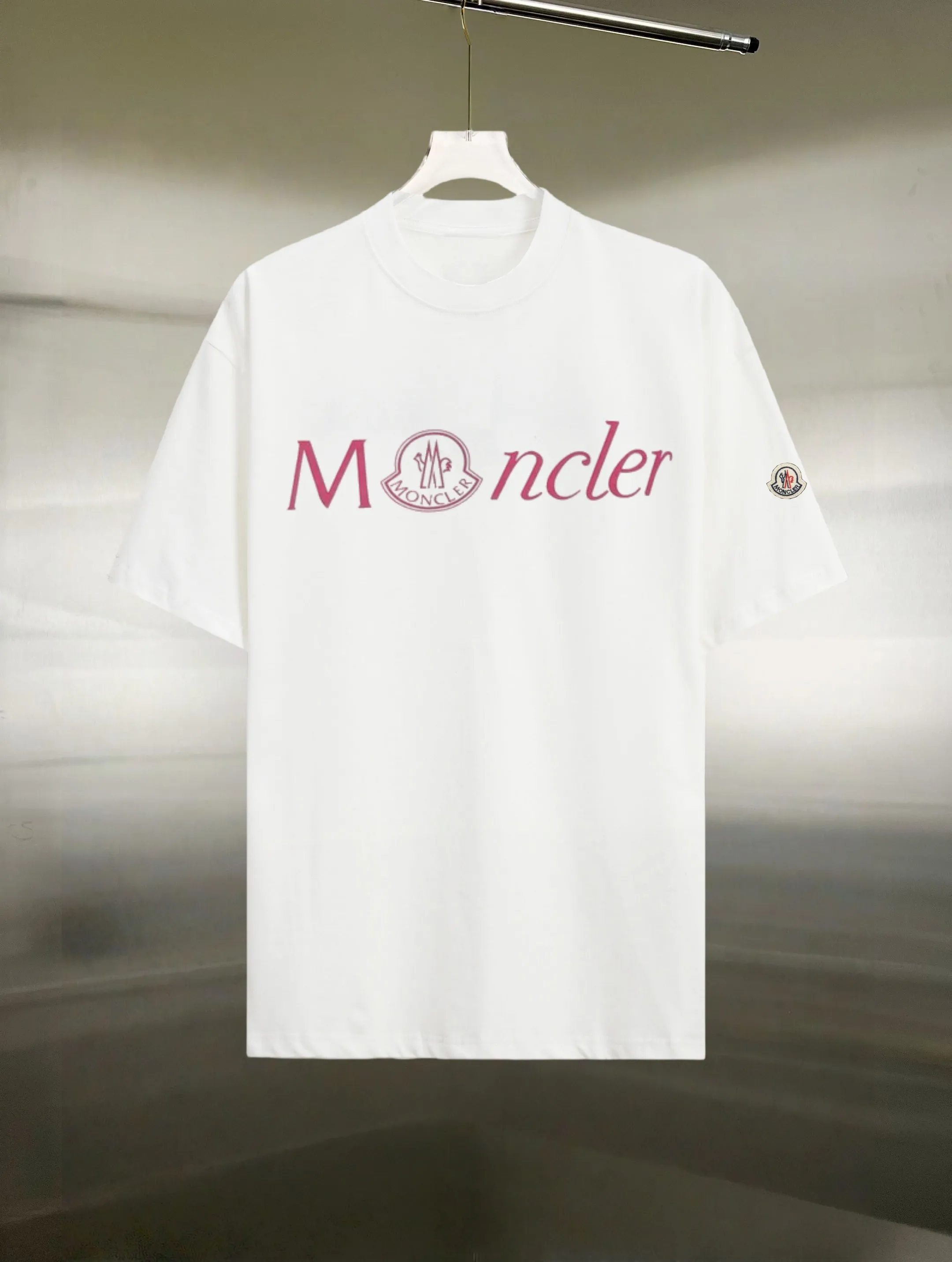 P130 Style: Moncler/muzzled short-sleeved T-shirt Fabric: 300g double yarn 100% cotton Rib: 320g Solona Process: Printing Color: White Black Size: S M L XL XXL No gender distinction, same style for men and women
