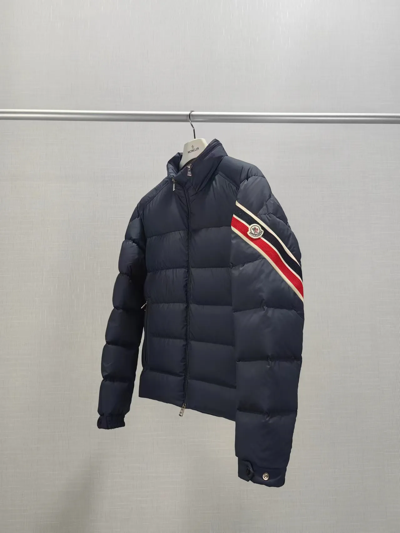 P880 Style number: Y121 Moncler Solayan men's three-color trimmed short down jacket! The latest official website is available simultaneously! ! White duck down filling ~ the most delicate, light and neat fabric!  The Solayan Men's Short Down Jacket features the season's signature stripe detailing, blending sporty spirit with timeless style.  The Solayan down jacket is made of micro chic fabric and has a tough square shape design, highlighting Moncler's sporty spirit. This cropped down jacket features tricolor stripes on the sleeves, a seasonal take on the brand's signature. Comes with a practical pull-out hood. Color: Black Royal Blue Brown Size: 1-2-3-4-5