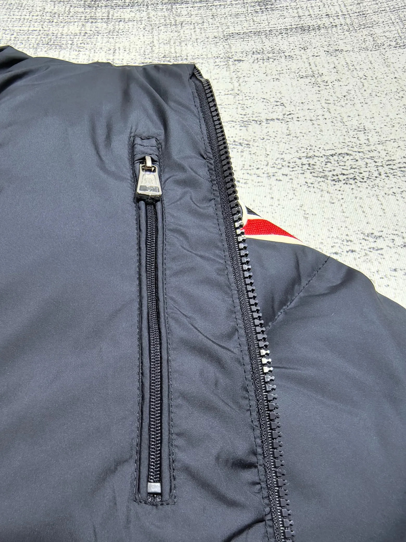 P880 Style number: Y121 Moncler Solayan men's three-color trimmed short down jacket! The latest official website is available simultaneously! ! White duck down filling ~ the most delicate, light and neat fabric!  The Solayan Men's Short Down Jacket features the season's signature stripe detailing, blending sporty spirit with timeless style.  The Solayan down jacket is made of micro chic fabric and has a tough square shape design, highlighting Moncler's sporty spirit. This cropped down jacket features tricolor stripes on the sleeves, a seasonal take on the brand's signature. Comes with a practical pull-out hood. Color: Black Royal Blue Brown Size: 1-2-3-4-5