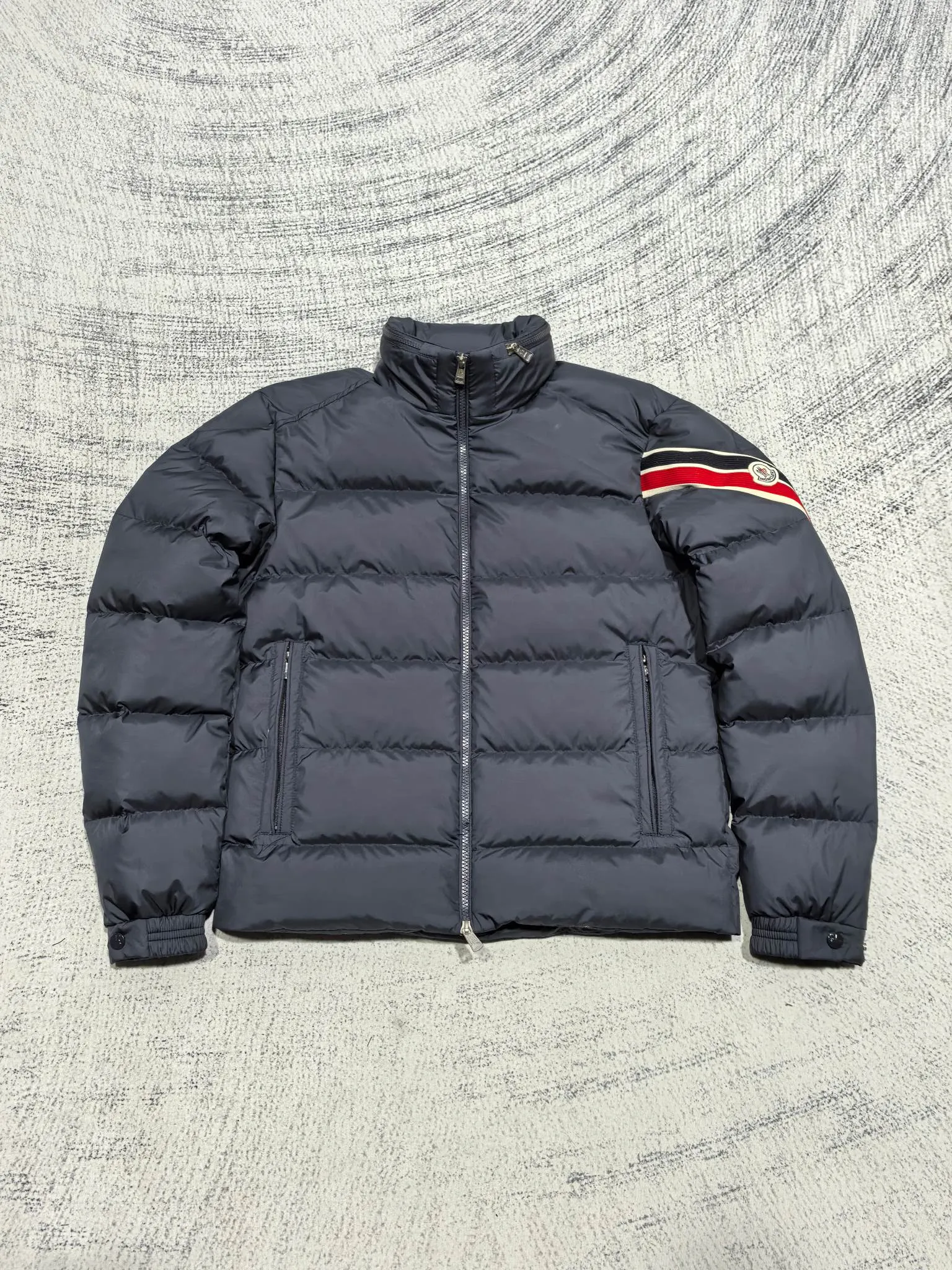 P880 Style number: Y121 Moncler Solayan men's three-color trimmed short down jacket! The latest official website is available simultaneously! ! White duck down filling ~ the most delicate, light and neat fabric!  The Solayan Men's Short Down Jacket features the season's signature stripe detailing, blending sporty spirit with timeless style.  The Solayan down jacket is made of micro chic fabric and has a tough square shape design, highlighting Moncler's sporty spirit. This cropped down jacket features tricolor stripes on the sleeves, a seasonal take on the brand's signature. Comes with a practical pull-out hood. Color: Black Royal Blue Brown Size: 1-2-3-4-5