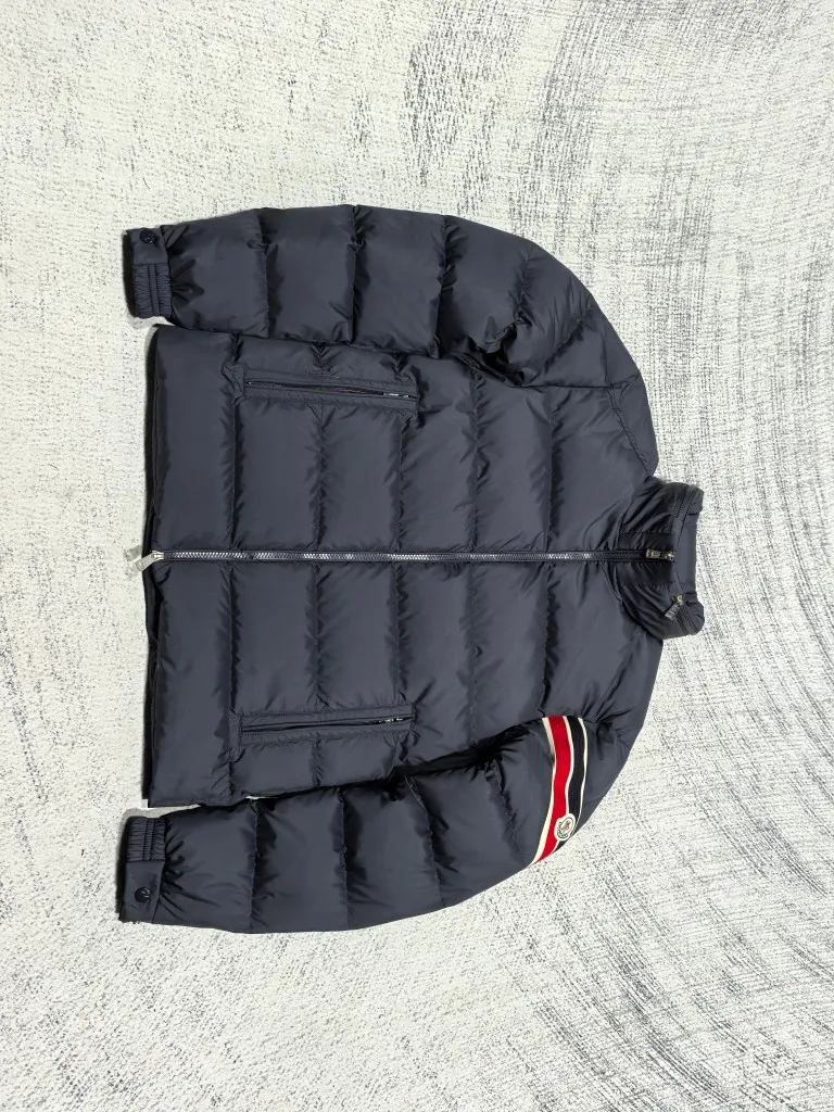 P880 Style number: Y121 Moncler Solayan men's three-color trimmed short down jacket! The latest official website is available simultaneously! ! White duck down filling ~ the most delicate, light and neat fabric!  The Solayan Men's Short Down Jacket features the season's signature stripe detailing, blending sporty spirit with timeless style.  The Solayan down jacket is made of micro chic fabric and has a tough square shape design, highlighting Moncler's sporty spirit. This cropped down jacket features tricolor stripes on the sleeves, a seasonal take on the brand's signature. Comes with a practical pull-out hood. Color: Black Royal Blue Brown Size: 1-2-3-4-5