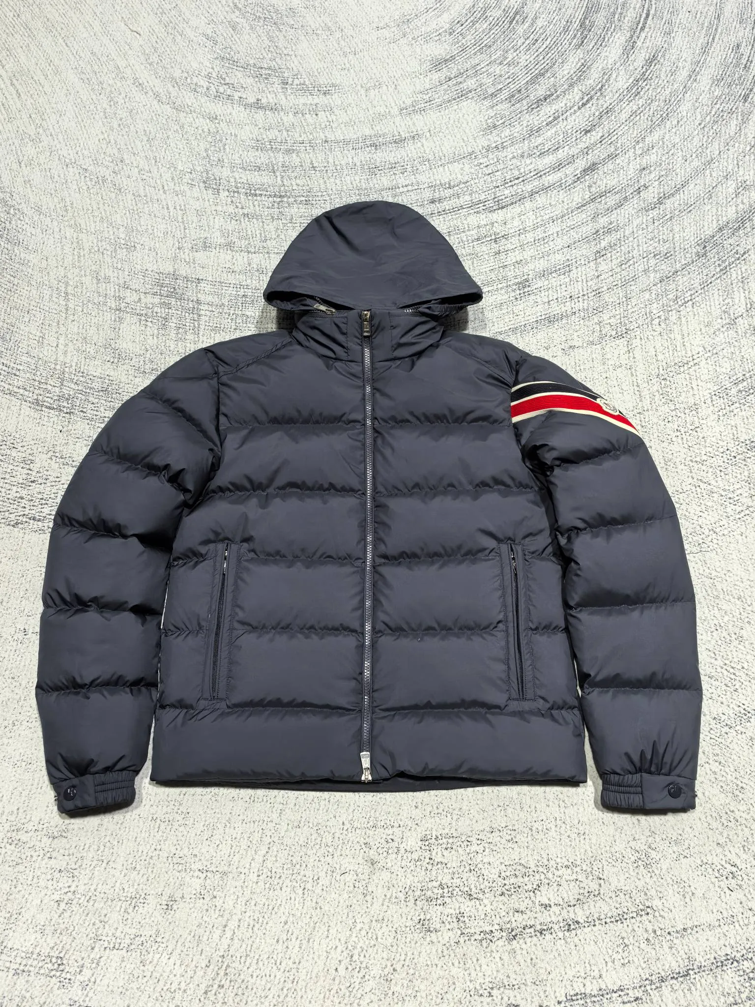 P880 Style number: Y121 Moncler Solayan men's three-color trimmed short down jacket! The latest official website is available simultaneously! ! White duck down filling ~ the most delicate, light and neat fabric!  The Solayan Men's Short Down Jacket features the season's signature stripe detailing, blending sporty spirit with timeless style.  The Solayan down jacket is made of micro chic fabric and has a tough square shape design, highlighting Moncler's sporty spirit. This cropped down jacket features tricolor stripes on the sleeves, a seasonal take on the brand's signature. Comes with a practical pull-out hood. Color: Black Royal Blue Brown Size: 1-2-3-4-5