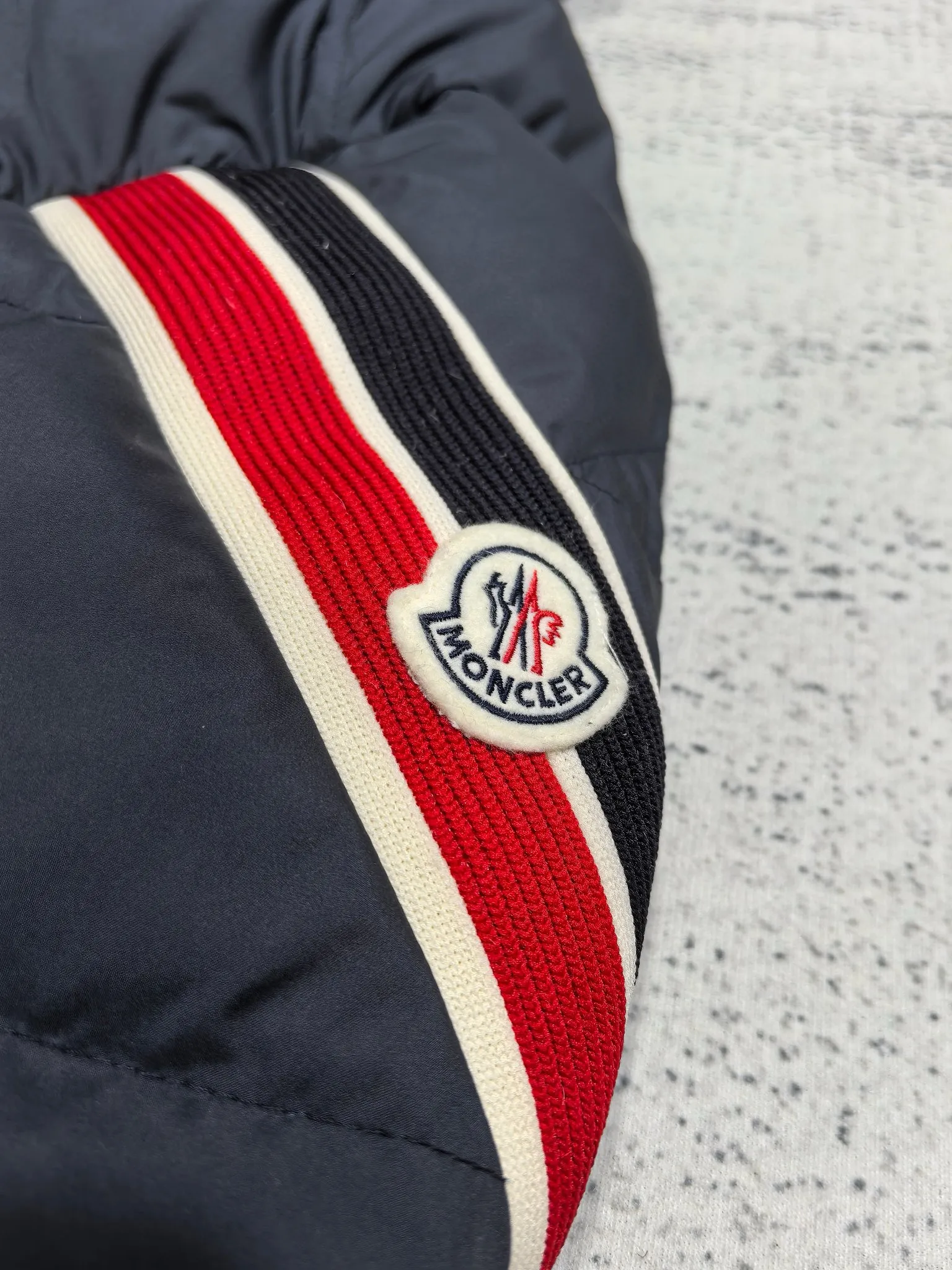 P880 Style number: Y121 Moncler Solayan men's three-color trimmed short down jacket! The latest official website is available simultaneously! ! White duck down filling ~ the most delicate, light and neat fabric!  The Solayan Men's Short Down Jacket features the season's signature stripe detailing, blending sporty spirit with timeless style.  The Solayan down jacket is made of micro chic fabric and has a tough square shape design, highlighting Moncler's sporty spirit. This cropped down jacket features tricolor stripes on the sleeves, a seasonal take on the brand's signature. Comes with a practical pull-out hood. Color: Black Royal Blue Brown Size: 1-2-3-4-5