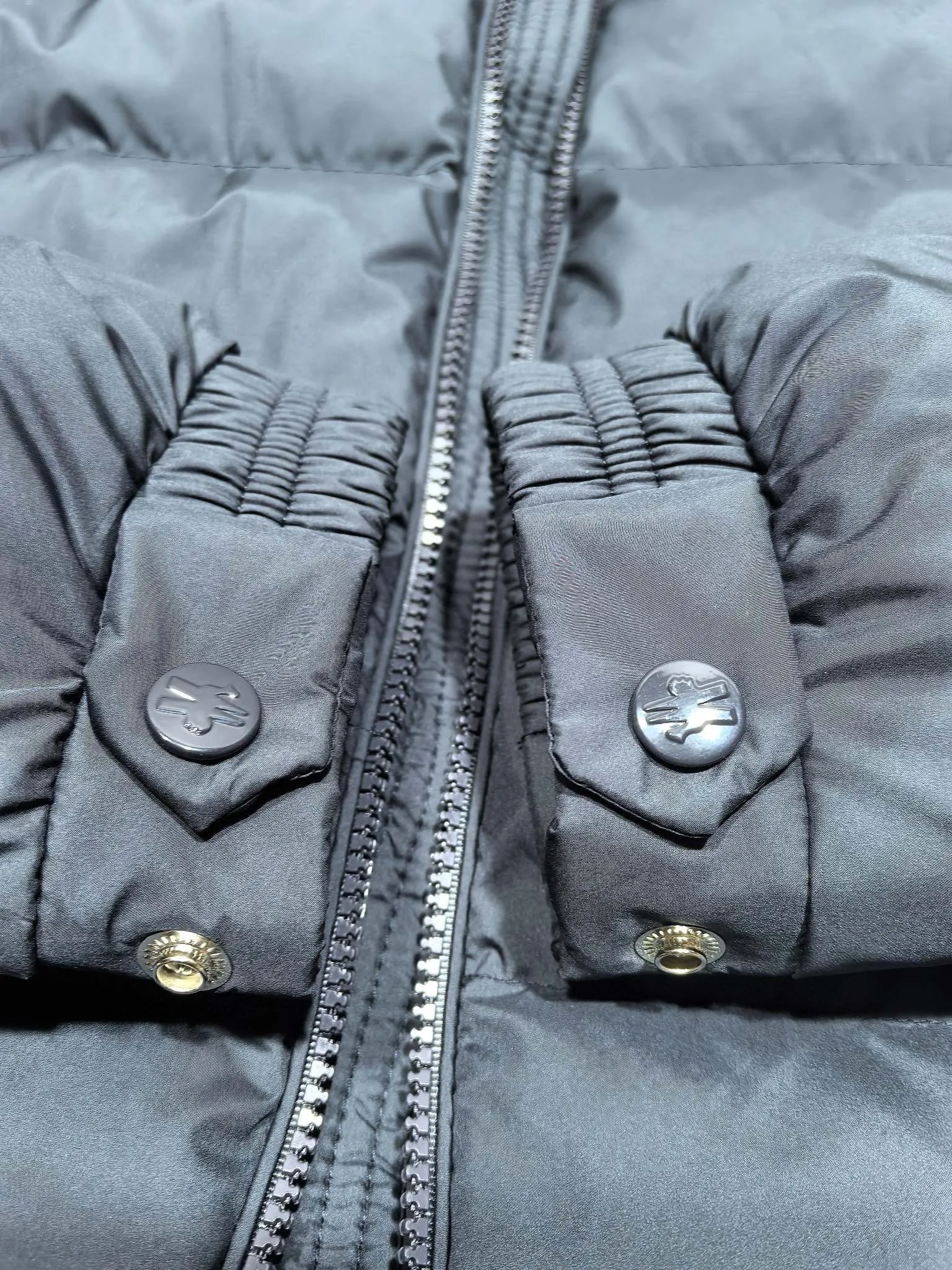 P880 Style number: Y121 Moncler Solayan men's three-color trimmed short down jacket! The latest official website is available simultaneously! ! White duck down filling ~ the most delicate, light and neat fabric!  The Solayan Men's Short Down Jacket features the season's signature stripe detailing, blending sporty spirit with timeless style.  The Solayan down jacket is made of micro chic fabric and has a tough square shape design, highlighting Moncler's sporty spirit. This cropped down jacket features tricolor stripes on the sleeves, a seasonal take on the brand's signature. Comes with a practical pull-out hood. Color: Black Royal Blue Brown Size: 1-2-3-4-5