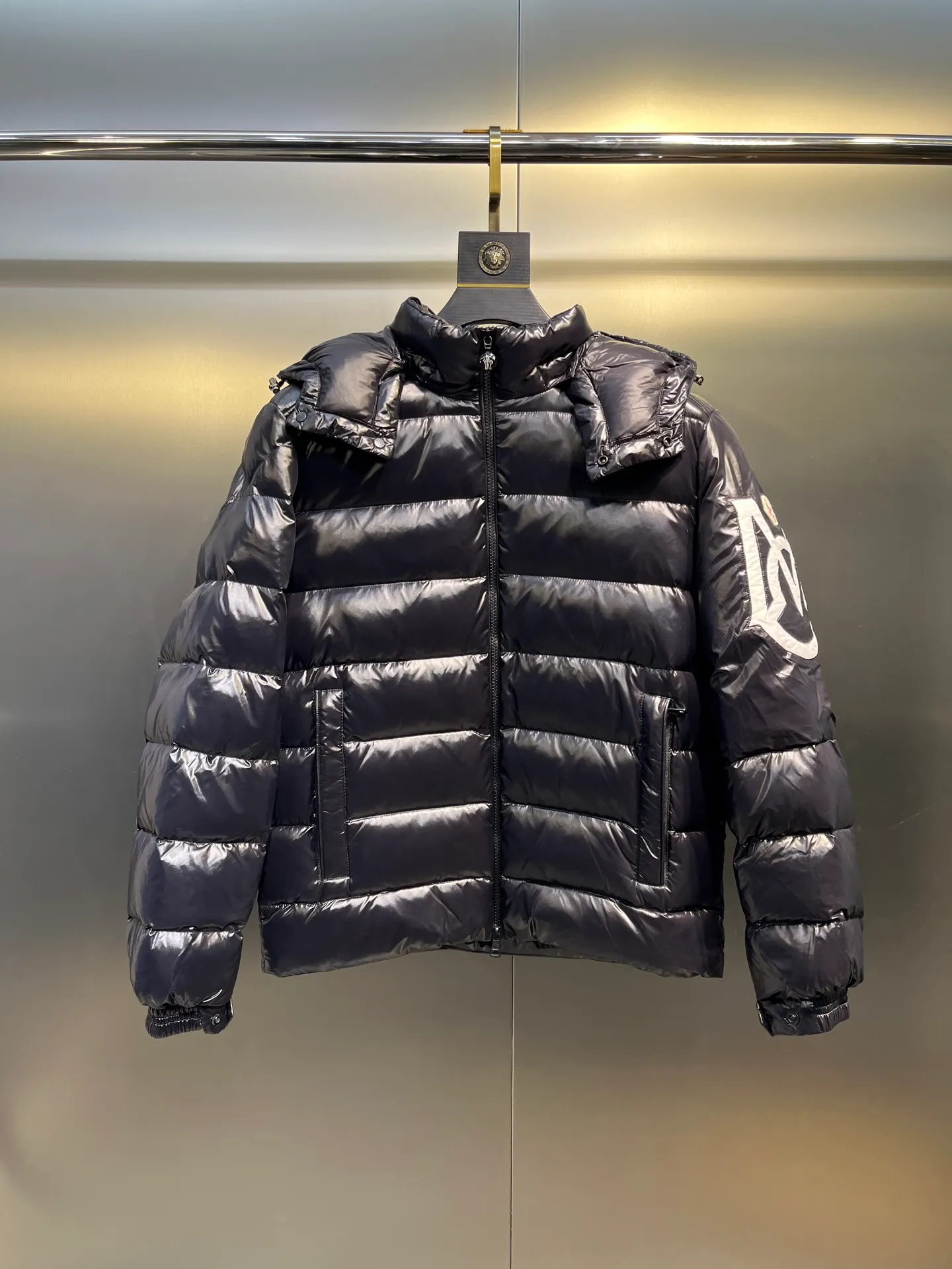P780 Wang Yibo's same Moncler Mariveles down jacket, which draws inspiration from camping and incorporates dynamic technological texture. It is made of polyester and has a hooded style. The hood can be detached at will. Size: 123456 Color: black