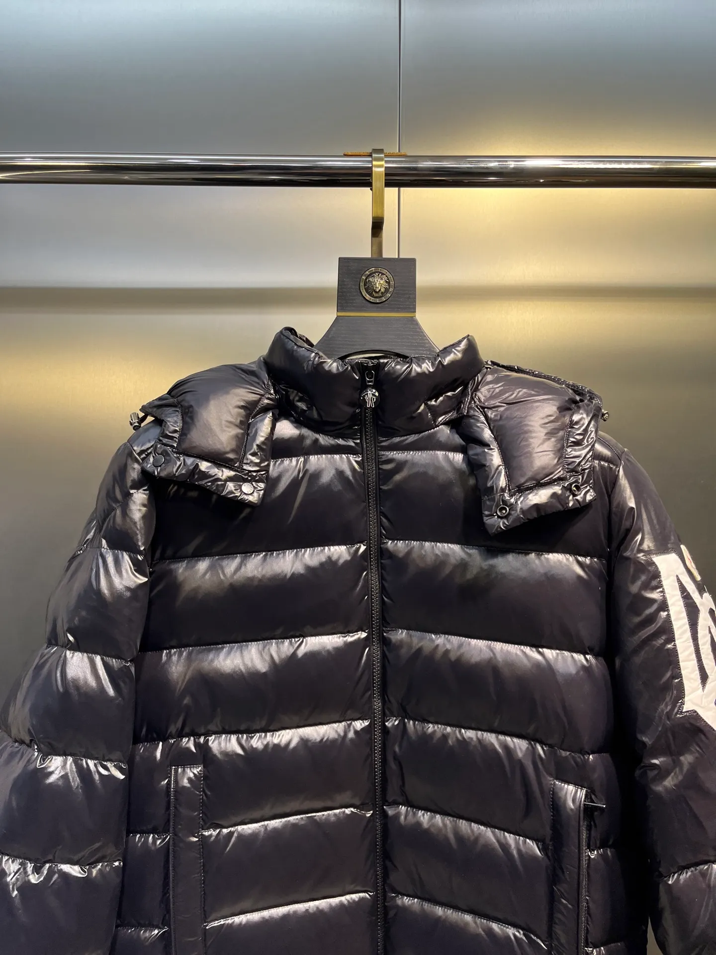 P780 Wang Yibo's same Moncler Mariveles down jacket, which draws inspiration from camping and incorporates dynamic technological texture. It is made of polyester and has a hooded style. The hood can be detached at will. Size: 123456 Color: black